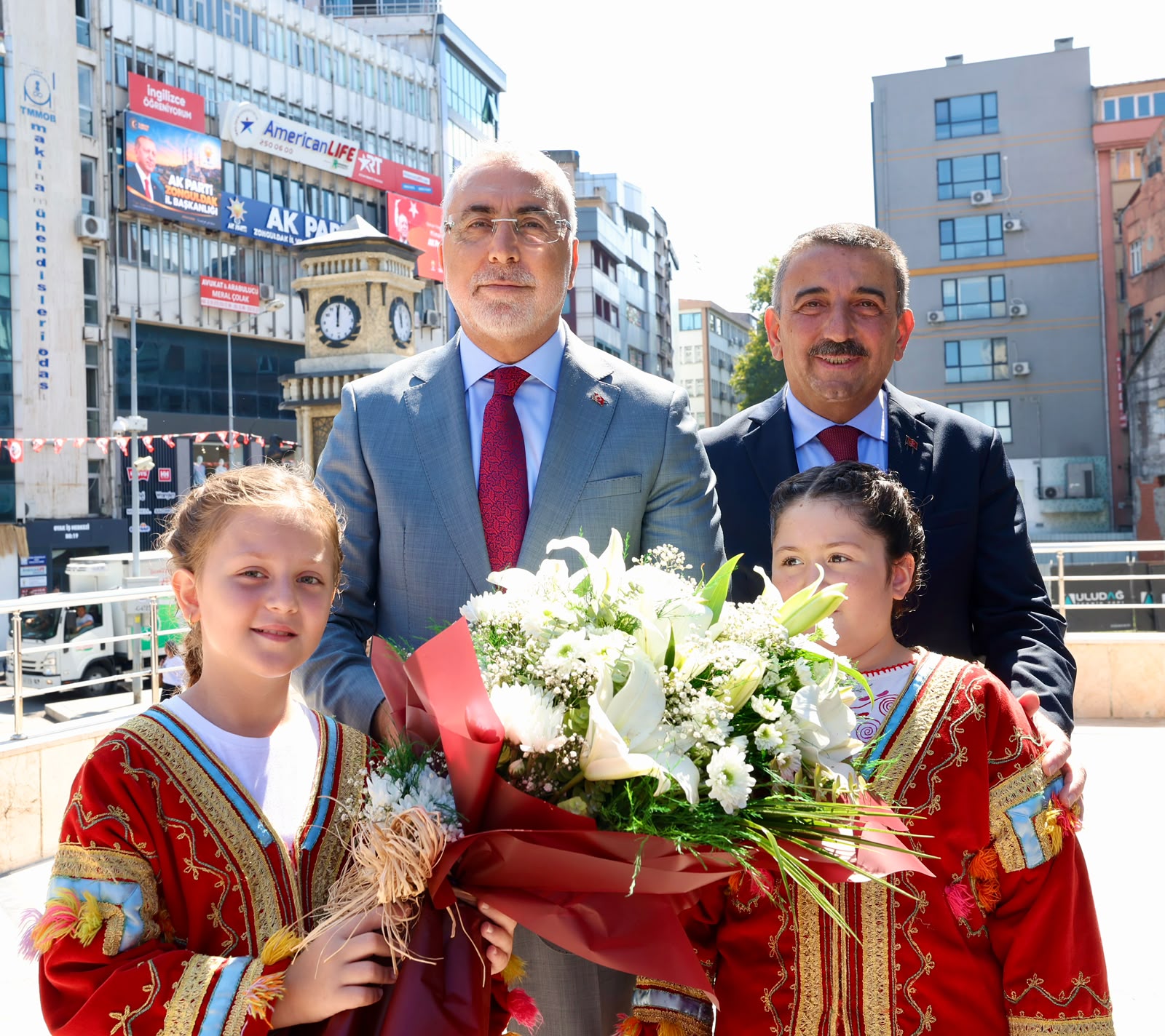 Çalışma ve Sosyal Güvenlik Bakanı Prof. Dr. Vedat Işıkhan, çeşitli ziyaretlerde bulunmak ve programlara katılmak üzere Zonguldak’a gitti.