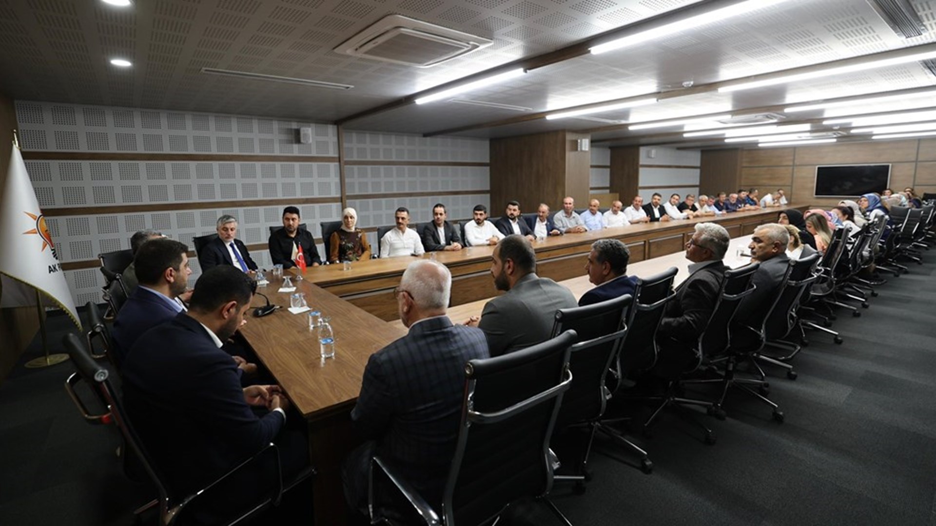 Çalışma ve Sosyal Güvenlik Bakanı Vedat Işıkhan, çeşitli temaslarda bulunmak ve “Mardin İş Dünyası İstişare Toplantısı”na katılmak üzere Mardin’e gitti.