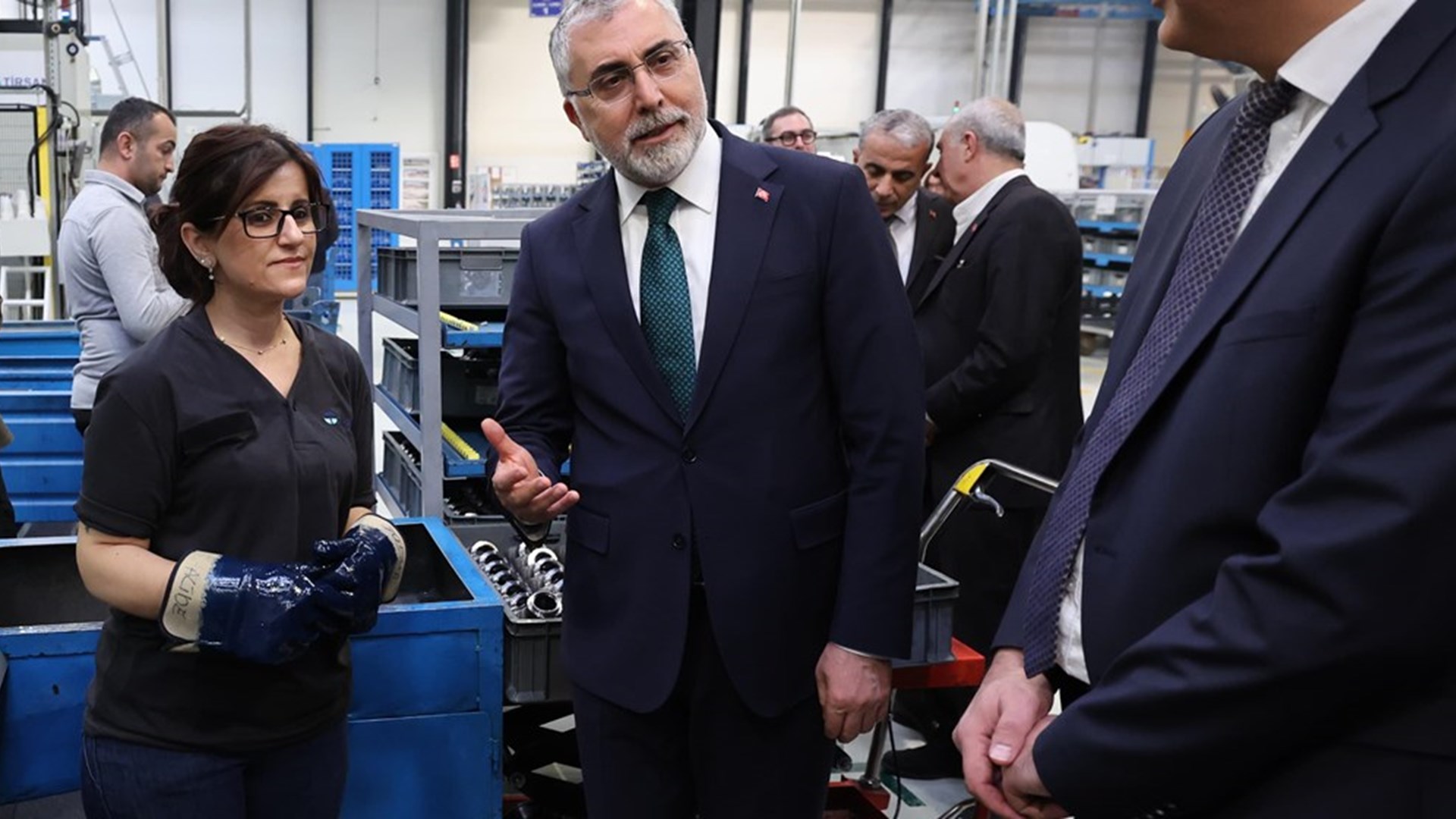 Çalışma ve Sosyal Güvenlik Bakanı Prof. Dr. Vedat Işıkhan, Manisa’da düzenlenen “İş-Pozitif Kadın İstihdamı Projesi Tanıtım Toplantısı” na iştirak etti.