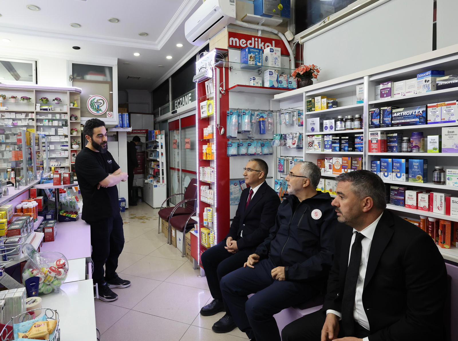 Çalışma ve Sosyal Güvenlik Bakanı Vedat Işıkhan, Pursaklar Belediyesi işçilerini ziyaret ederek, 1 Mayıs Emek ve Dayanışma Günü'nü kutladı.