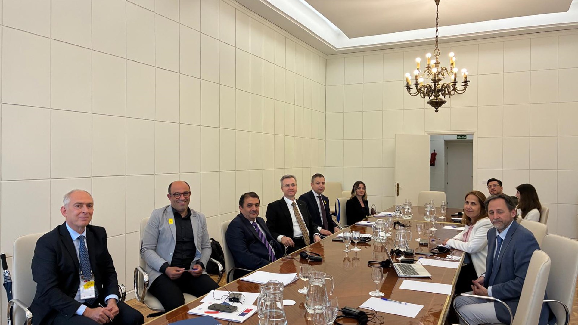 Rehberlik ve Teftiş Başkanımız Bekir Aktürk, Başkan Yardımcımız Resül Yılmaz ve beraberindeki heyet, “İş Teftiş Rehberlik ve Sosyal Diyalog Yoluyla İşyeri Uyumunun Güçlendirilmesi Projesi” kapsamında 5–9 Mayıs 2025 tarihleri arasında İspanya’nın başkenti Madrid’de gerçekleştirilen çalışma ziyaretinin sonunda, Çalışma ve Sosyal Ekonomi Bakanlığında düzenlenen genel değerlendirme ve kapanış toplantısına katıldı.