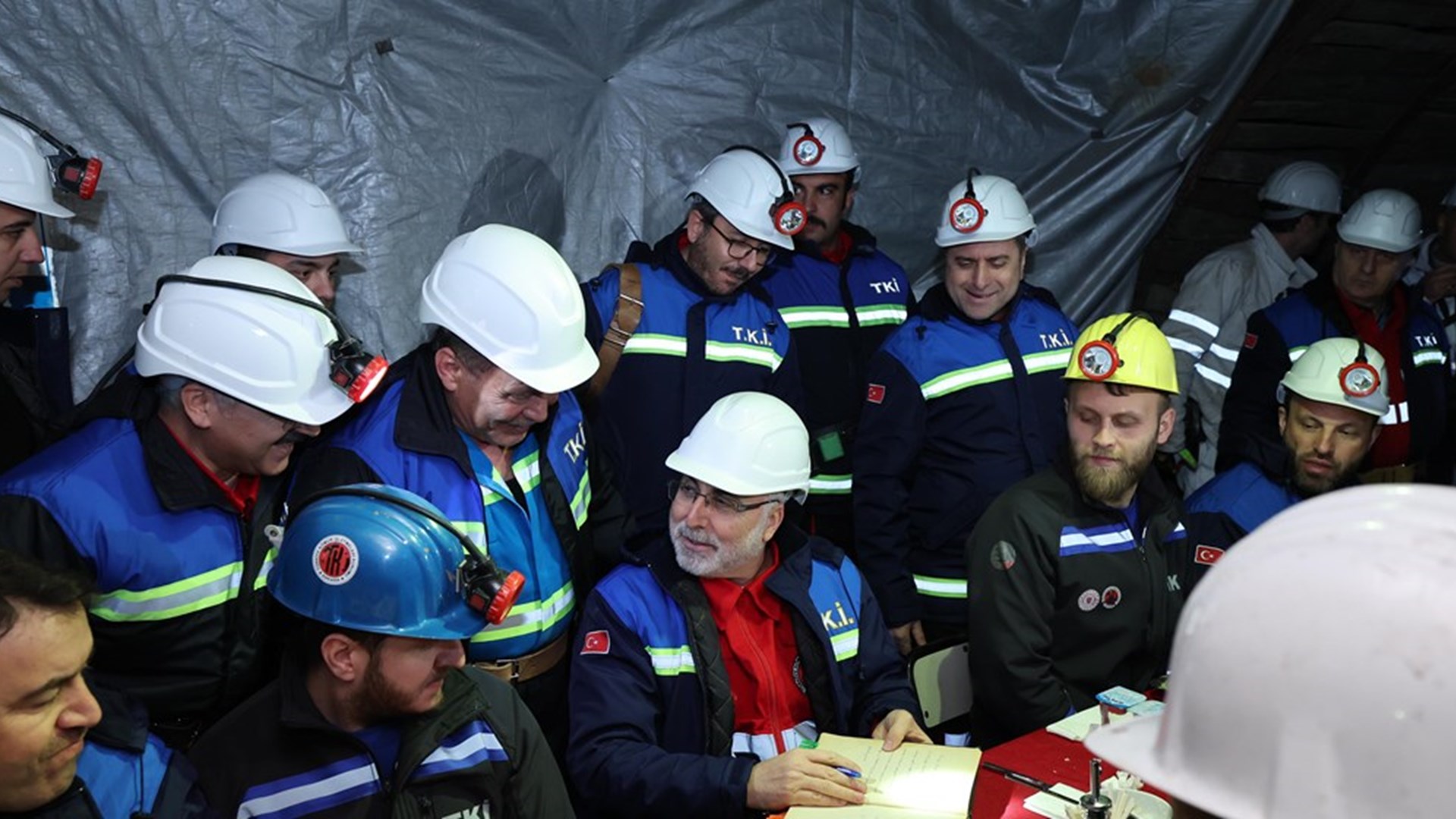 Çalışma ve Sosyal Güvenlik Bakanı Prof. Dr. Vedat Işıkhan, çeşitli temaslarda bulunmak ve programlara katılmak üzere Kütahya’ya gitti.
