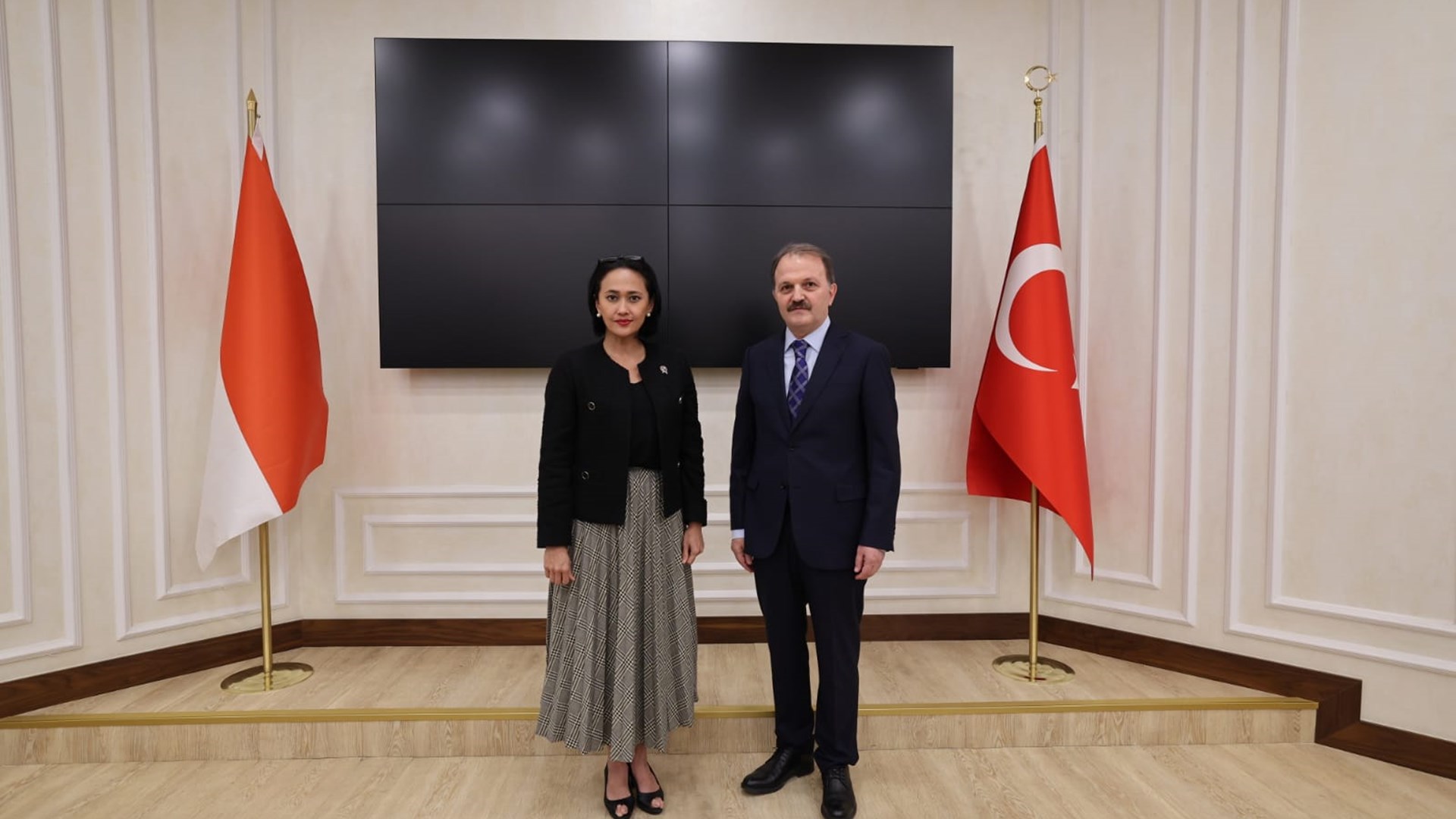 Bakan Yardımcımız Dr. Adnan Ertem Endonezya Göçmen İşçilerin Korunması Bakan Yardımcısı Christina Aryani ile Görüştü