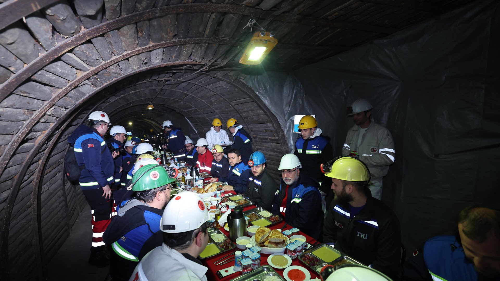 Çalışma ve Sosyal Güvenlik Bakanı Prof. Dr. Vedat Işıkhan, çeşitli temaslarda bulunmak ve programlara katılmak üzere Kütahya’ya gitti.