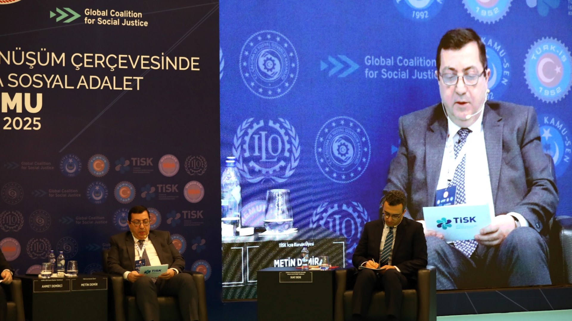 20 Şubat Dünya Sosyal Adalet Günü vesilesiyle, Bakanlığımızın öncülüğünde ve Küresel Sosyal Adalet Koalisyonu kapsamında düzenlenen “Dijitalleşme ve Yeşil Dönüşüm Çerçevesinde Sosyal Adalet Forumu” geniş katılımla gerçekleştirildi. Forum, Türkiye İşveren Sendikaları Konfederasyonu (TİSK), Türkiye İşçi Sendikaları Konfederasyonu (TÜRK-İŞ), Memur Sendikaları Konfederasyonu (MEMUR-SEN) ve Türkiye Kamu Çalışanları Sendikaları Konfederasyonu (KAMU-SEN) işbirliğiyle düzenlendi.