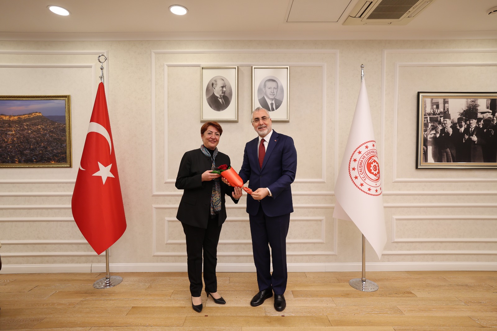 Bakanımız Sayın Vedat IŞIKHAN 5 Nisan Avukatlar Günü dolayısıyla Bakan Yardımcımız Sayın Av. Ahmet AYDIN'ı, Genel Müdürlüğümüzde görevli avukat yöneticileri, İŞKUR I. Hukuk Müşaviri ve SGK I. Hukuk Müşavirini kabul etti.