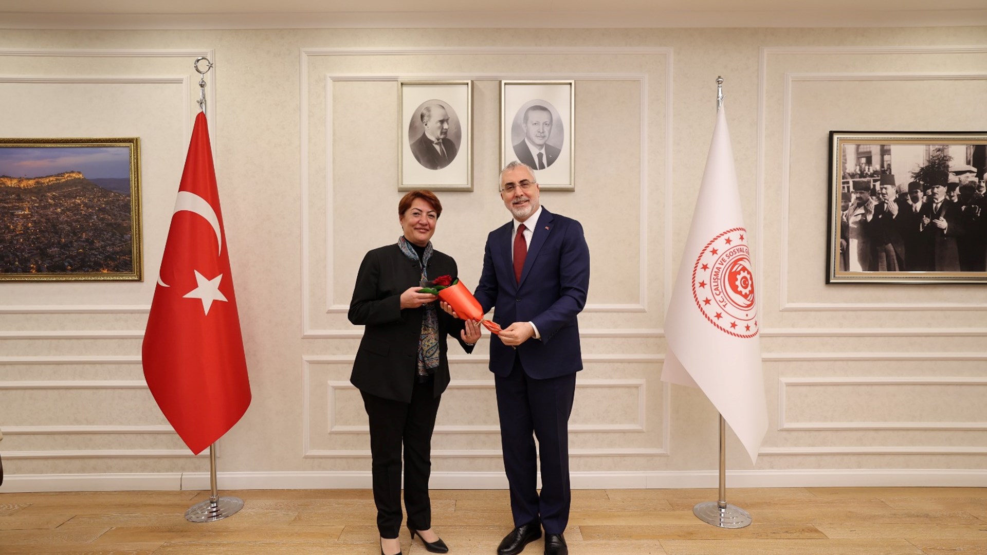 Bakanımız Sayın Vedat IŞIKHAN 5 Nisan Avukatlar Günü dolayısıyla Bakan Yardımcımız Sayın Av. Ahmet AYDIN'ı, Genel Müdürlüğümüzde görevli avukat yöneticileri, İŞKUR I. Hukuk Müşaviri ve SGK I. Hukuk Müşavirini kabul etti.