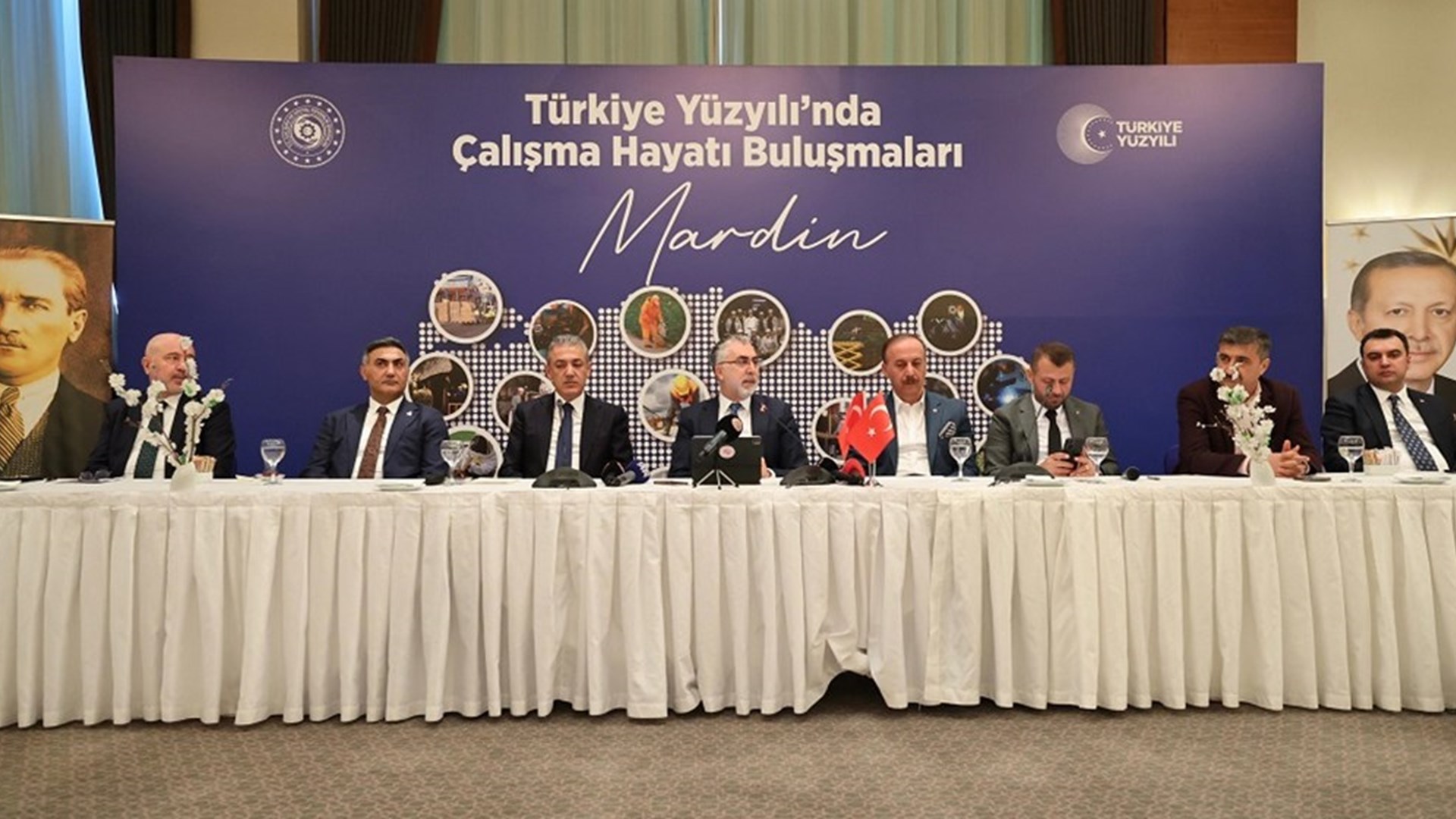 Çalışma ve Sosyal Güvenlik Bakanı Prof. Dr. Vedat Işıkhan, çeşitli temaslarda bulunmak ve “Türkiye Yüzyılı’nda Çalışma Hayatı Buluşmaları” Programına katılmak üzere Mardin’e gitti.