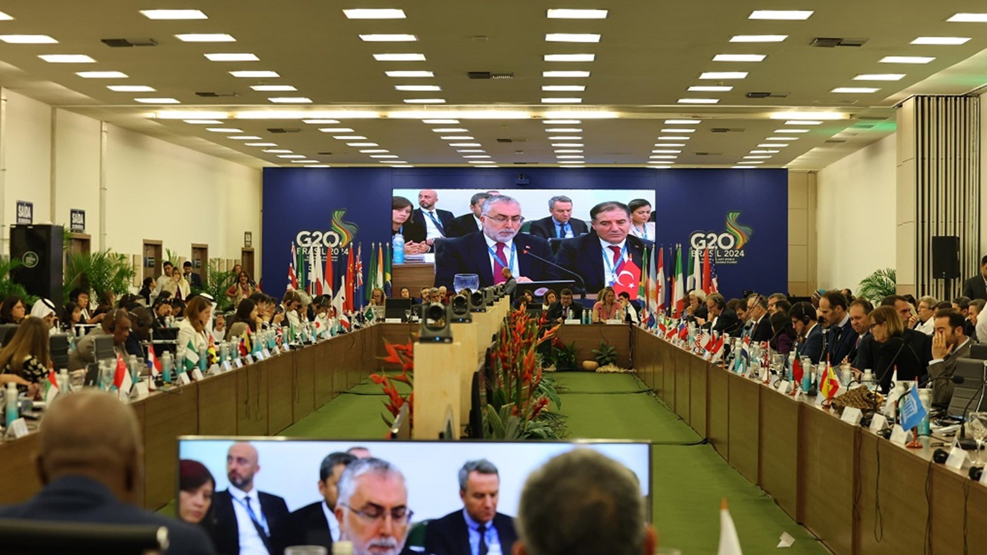 Çalışma ve Sosyal Güvenlik Bakanı Prof. Dr. Vedat Işıkhan, Brezilya'nın Fortaleza kentinde düzenlenen "G20 Çalışma ve İstihdam Bakanları Toplantısı" kapsamında düzenlenen "Adil Geçiş Liderlik Forumu"nda konuştu.