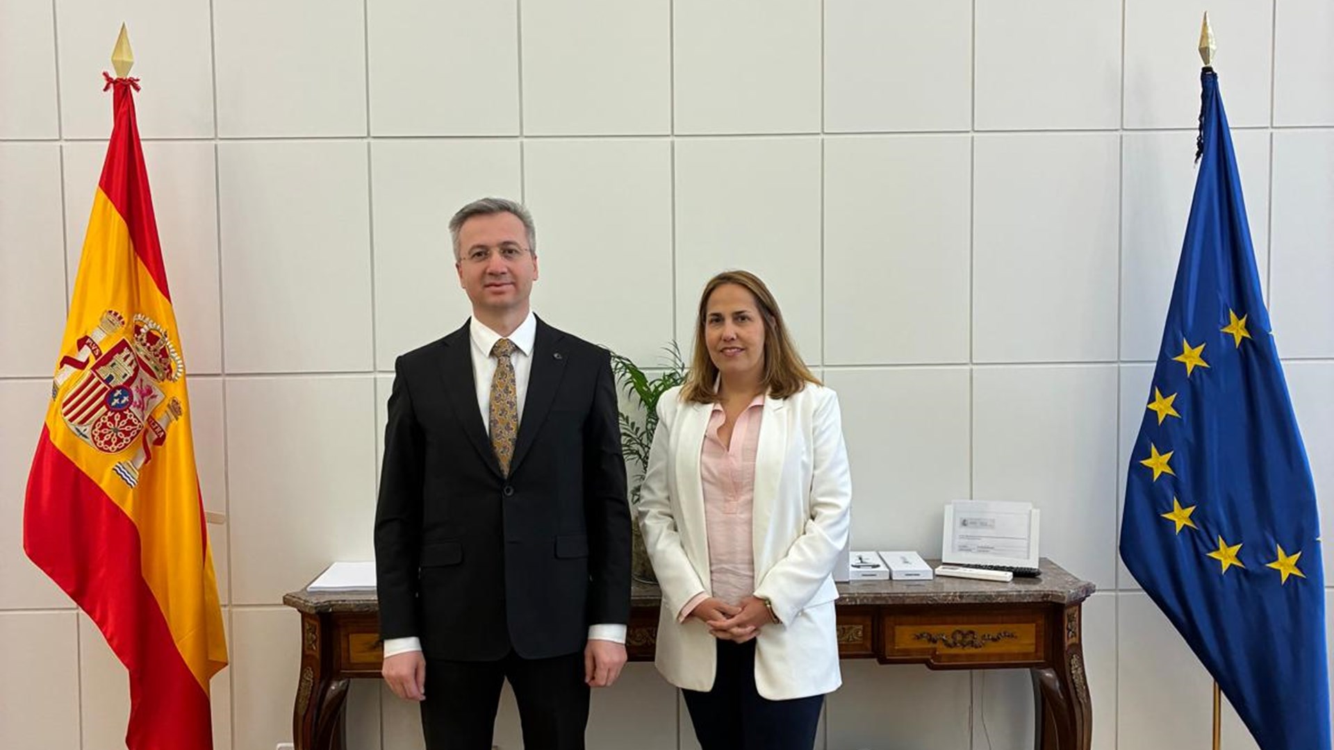 Rehberlik ve Teftiş Başkanımız Bekir Aktürk, Başkan Yardımcımız Resül Yılmaz ve beraberindeki heyet, “İş Teftiş Rehberlik ve Sosyal Diyalog Yoluyla İşyeri Uyumunun Güçlendirilmesi Projesi” kapsamında 5–9 Mayıs 2025 tarihleri arasında İspanya’nın başkenti Madrid’de gerçekleştirilen çalışma ziyaretinin sonunda, Çalışma ve Sosyal Ekonomi Bakanlığında düzenlenen genel değerlendirme ve kapanış toplantısına katıldı.