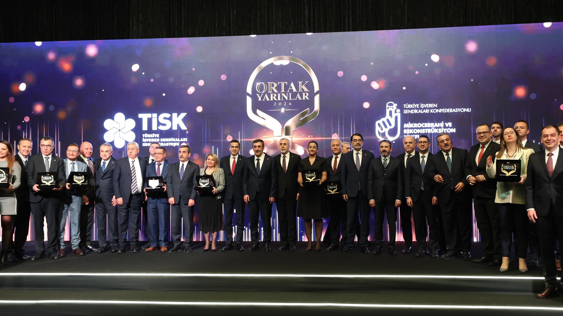 Çalışma ve Sosyal Güvenlik Bakanı Prof. Dr. Vedat Işıkhan, Türkiye İşveren Sendikaları Konfederasyonu (TİSK) tarafından düzenlenen Ortak Yarınlar Ödül Töreni’ne katıldı.