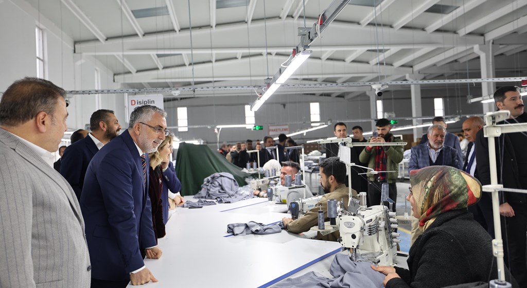 Çalışma ve Sosyal Güvenlik Bakanı Prof. Dr. Vedat Işıkhan, çeşitli temaslarda bulunmak ve programlara katılmak üzere Iğdır’a gitti.