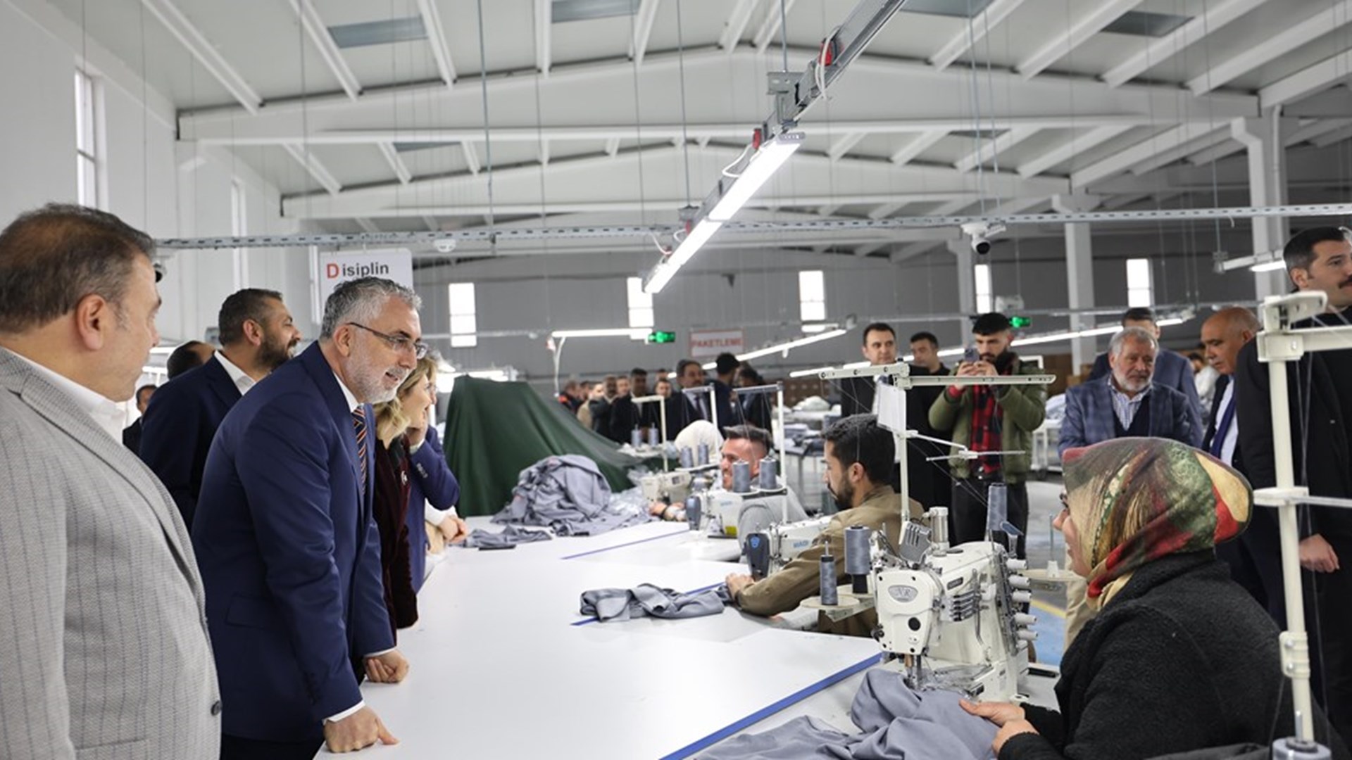Çalışma ve Sosyal Güvenlik Bakanı Prof. Dr. Vedat Işıkhan, çeşitli temaslarda bulunmak ve programlara katılmak üzere Iğdır’a gitti.