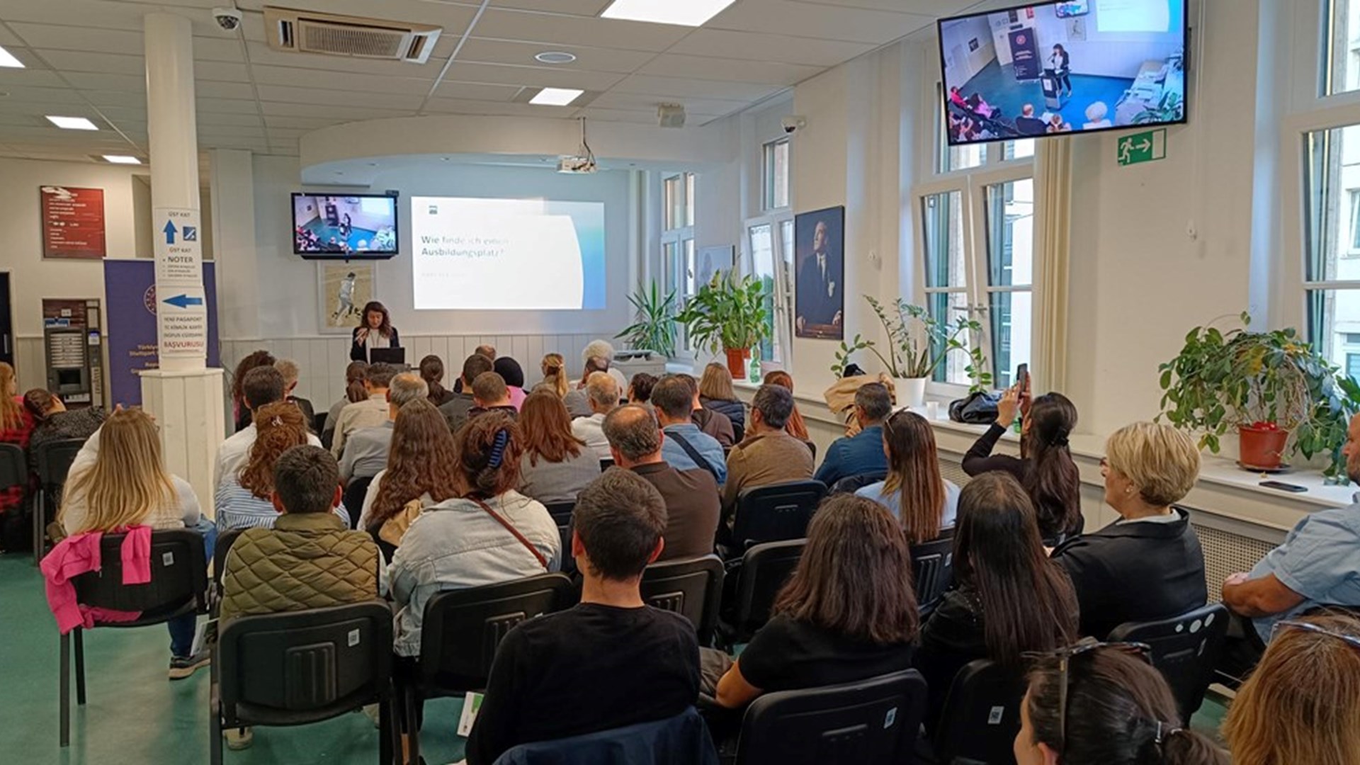 Stuttgart Çalışma ve Sosyal Güvenlik Ataşeliğimizin katkılarıyla Başkonsolosluğumuz ile Stuttgart Sanayi ve Ticaret Odası (IHK) iş birliği kapsamında 11.10.2023 Çarşamba günü Başkonsolosluğumuz binasında meslek eğitim toplantısı gerçekleştirildi.