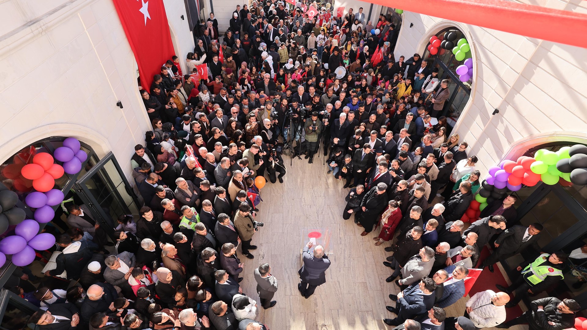 Çalışma ve Sosyal Güvenlik Bakanı Prof. Dr. Vedat Işıkhan, çeşitli temaslarda bulunmak ve “Türkiye Yüzyılı’nda Çalışma Hayatı Buluşmaları” Programına katılmak üzere Mardin’e gitti.