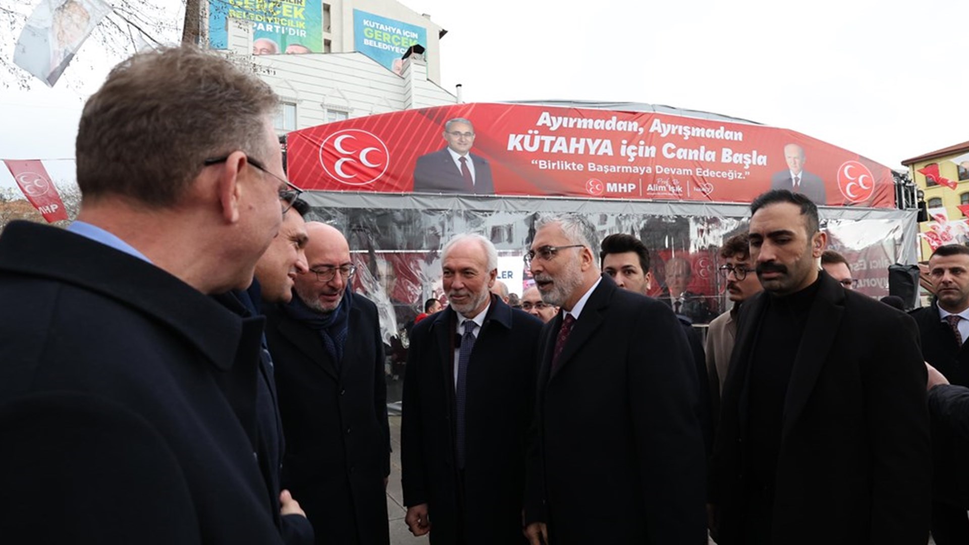 Çalışma ve Sosyal Güvenlik Bakanı Prof. Dr. Vedat Işıkhan, çeşitli temaslarda bulunmak ve programlara katılmak üzere Kütahya’ya gitti.