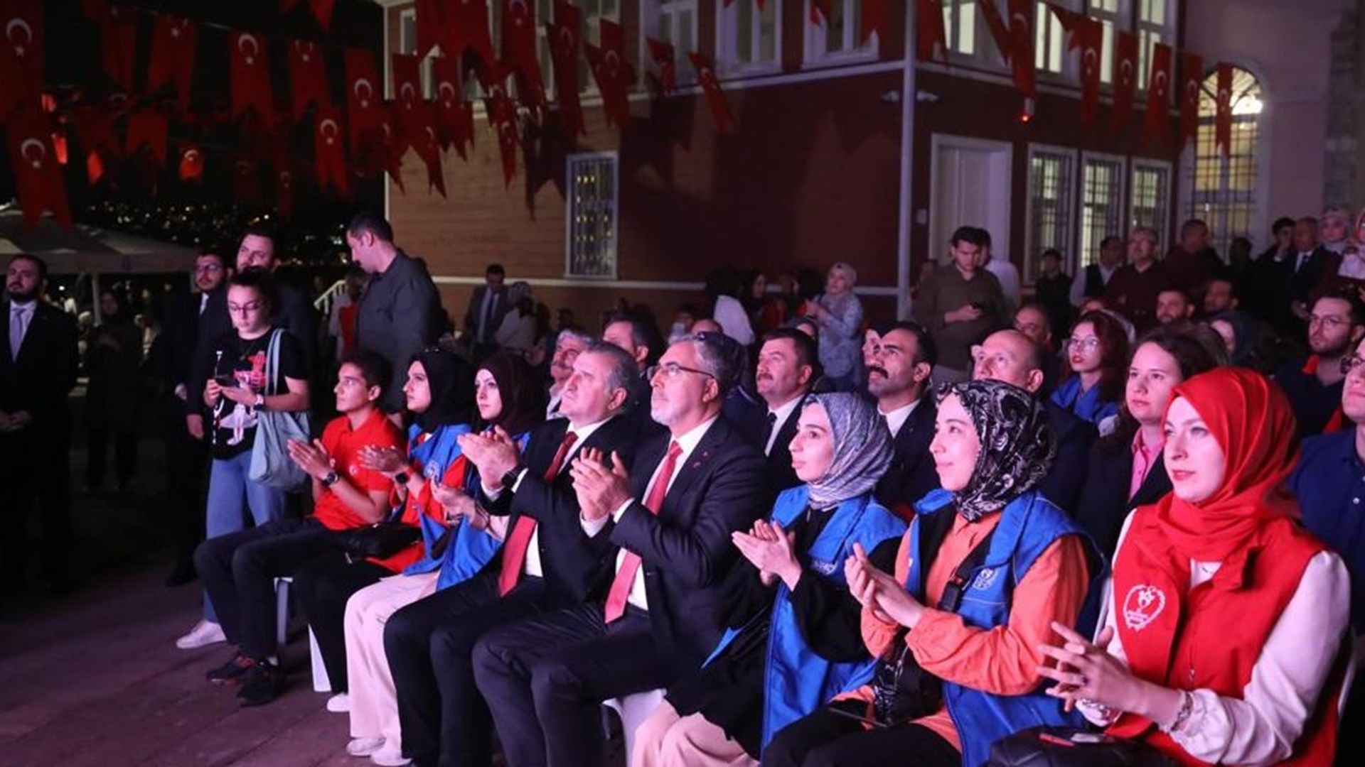 Çalışma ve Sosyal Güvenlik Bakanı Prof. Dr. Vedat Işıkhan, Cumhurbaşkanı Recep Tayyip Erdoğan ve devlet erkanı ile beraber, 29 Ekim Cumhuriyet Bayramı'nın 100.yıl dönümü kapsamında Anıtkabir'i ziyaret etti.