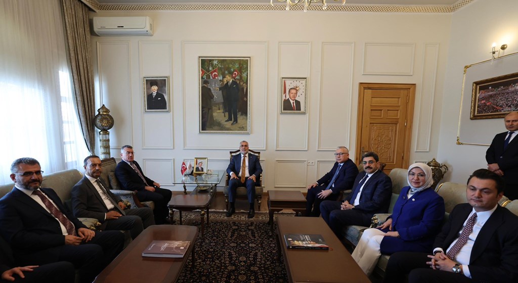 Çalışma ve Sosyal Güvenlik Bakanı Prof. Dr. Vedat Işıkhan, çeşitli temaslarda bulunmak ve “Milli Müdafaadan Milli Kalkınmaya; Türkiye Yüzyılı’nın Kadınları, Kadın İstihdam Sistemi İş Pozitif Tanıtım Programı ve Fuar Açılışı” programına katılmak üzere Sivas’a gitti.