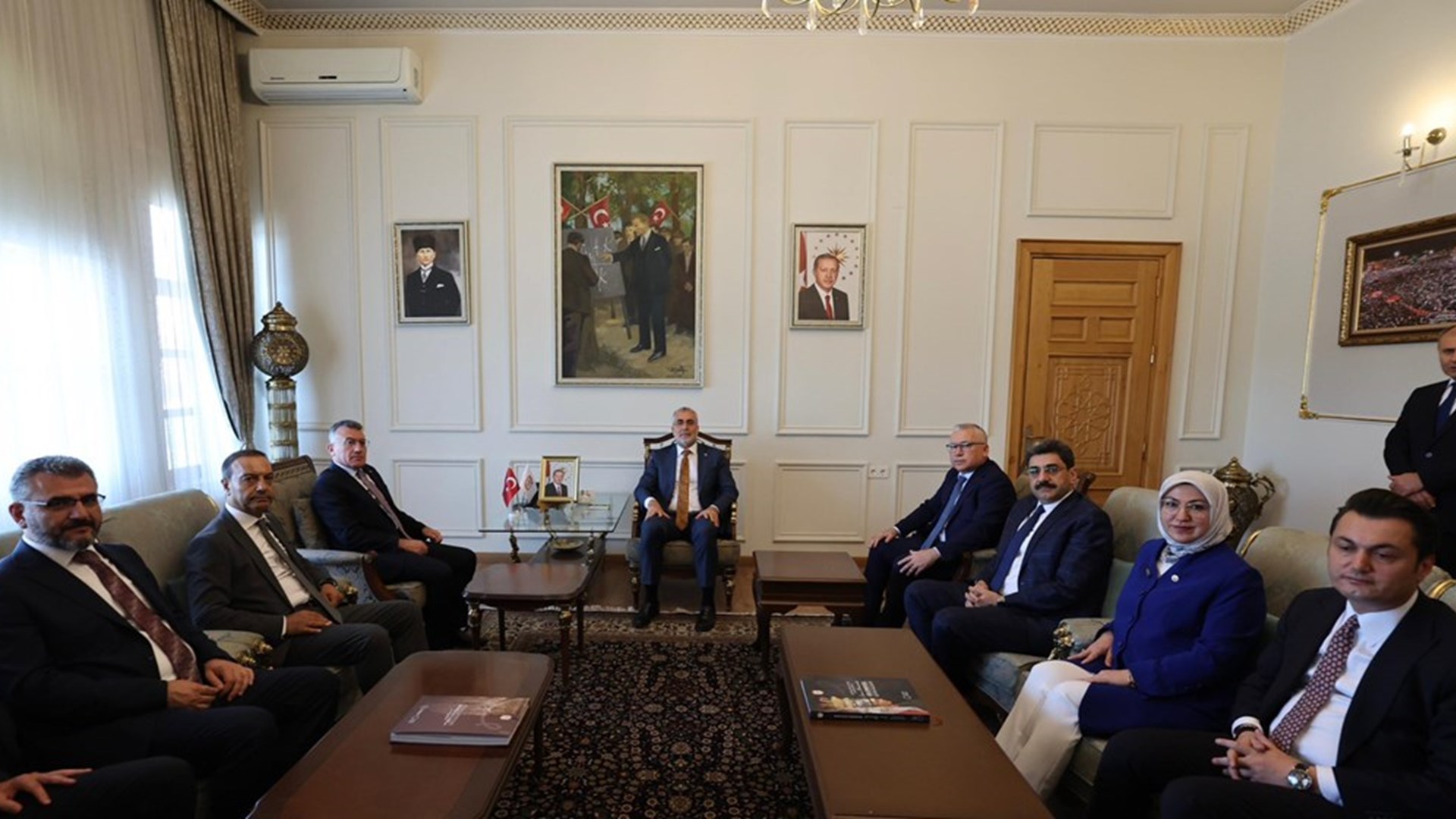 Çalışma ve Sosyal Güvenlik Bakanı Prof. Dr. Vedat Işıkhan, çeşitli temaslarda bulunmak ve “Milli Müdafaadan Milli Kalkınmaya; Türkiye Yüzyılı’nın Kadınları, Kadın İstihdam Sistemi İş Pozitif Tanıtım Programı ve Fuar Açılışı” programına katılmak üzere Sivas’a gitti.