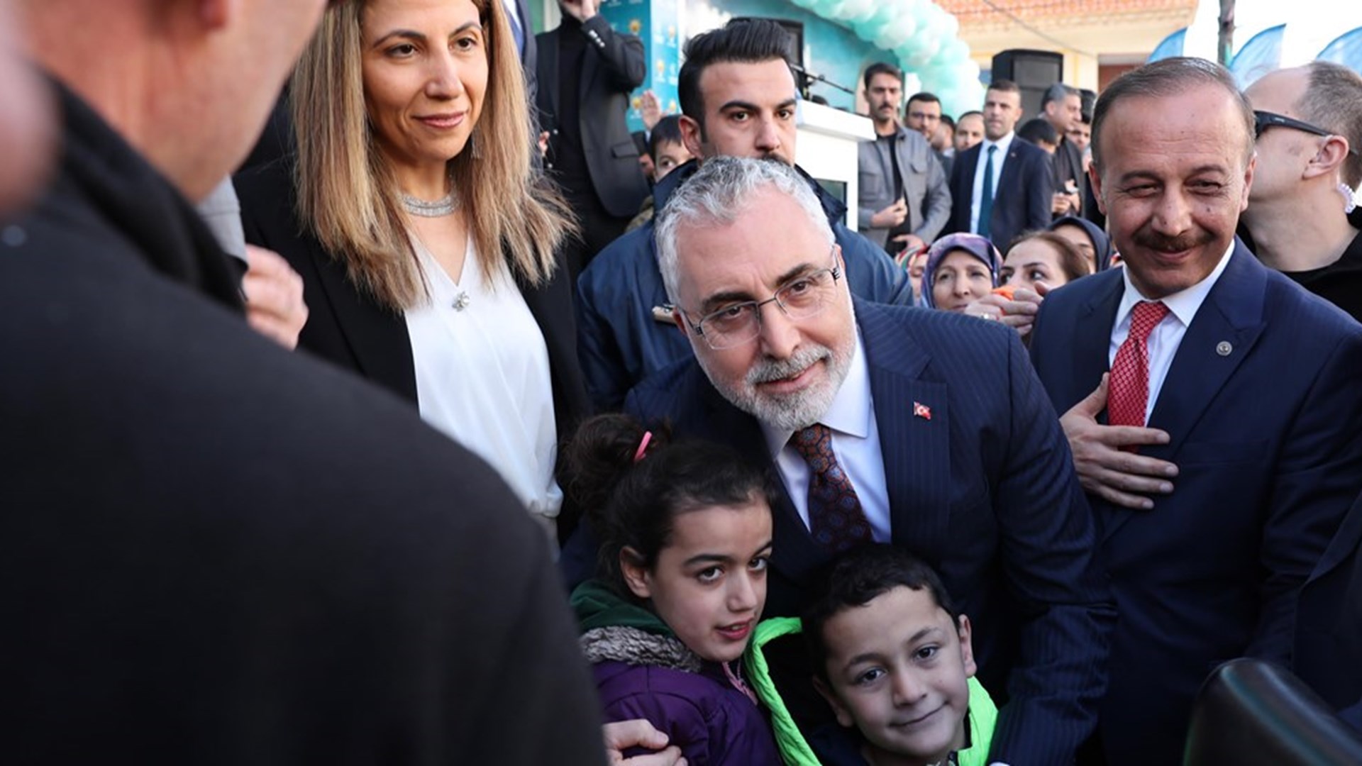 Çalışma ve Sosyal Güvenlik Bakanı Prof. Dr. Vedat Işıkhan, programlara katılmak ve çeşitli ziyaretlerde bulunmak üzere Mardin’e gitti.