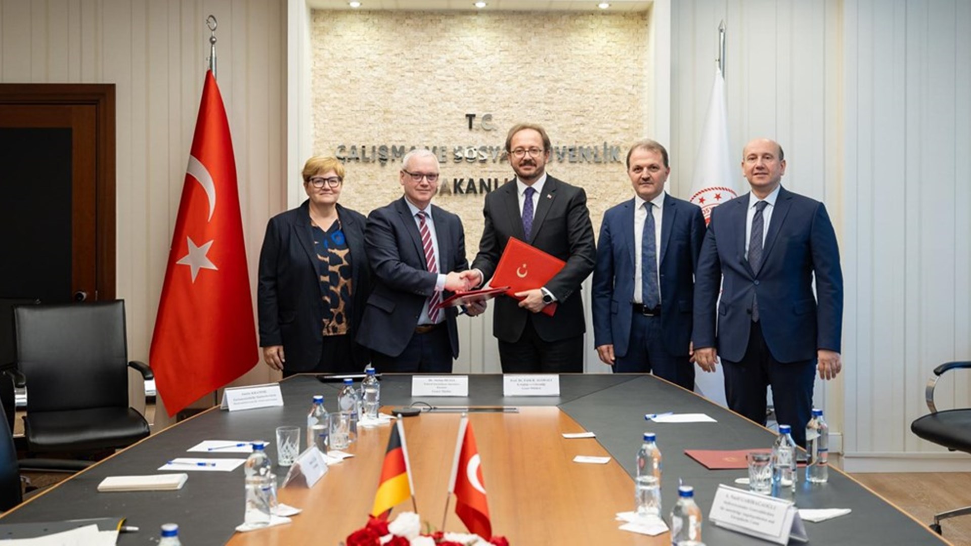 Almanya Federal Cumhuriyeti Çalışma ve Sosyal İşler Bakanlığı Parlamenter Müsteşarı Anette Kramme başkanlığındaki heyet, Bakanığımızı ziyaret ederek, Bakanlıklararası ilişkilerin güçlendirilmesi ve işbirliği olanaklarını ele aldı.