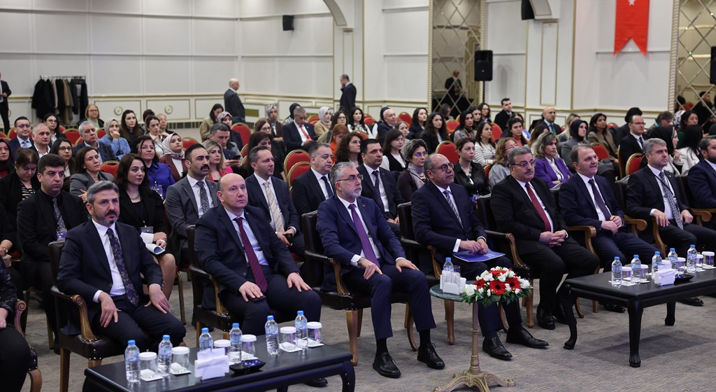 Çalışma ve Sosyal Güvenlik Bakanı Prof. Dr. Vedat Işıkhan, Çalışma Genel Müdürlüğü tarafından düzenlenen “Çalışma Hayatında Kadın Paneli” ne iştirak etti.