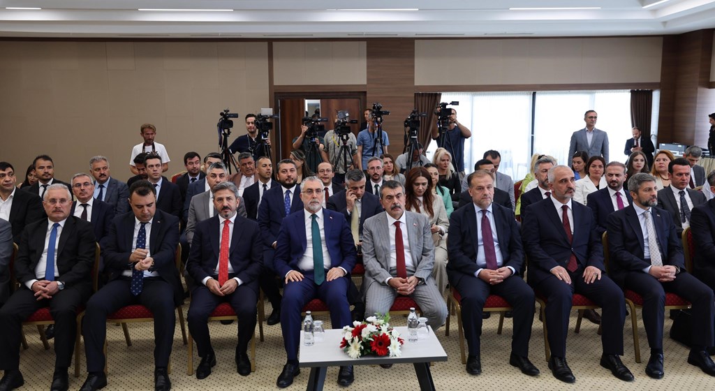 Çalışma ve Sosyal Güvenlik Bakanı Prof. Dr. Vedat Işıkhan ile Milli Eğitim Bakanı Yusuf Tekin, Gölbaşı Mogan Mesleki ve Teknik Anadolu Lisesi’nde düzenlenen “Mesleki ve Teknik Anadolu Lisesi Mezunlarına Sağlanan Teşvikler ve Öğrencilere Yönelik Devlet Katkıları” temalı iş birliği protokolü imza törenine katıldı.