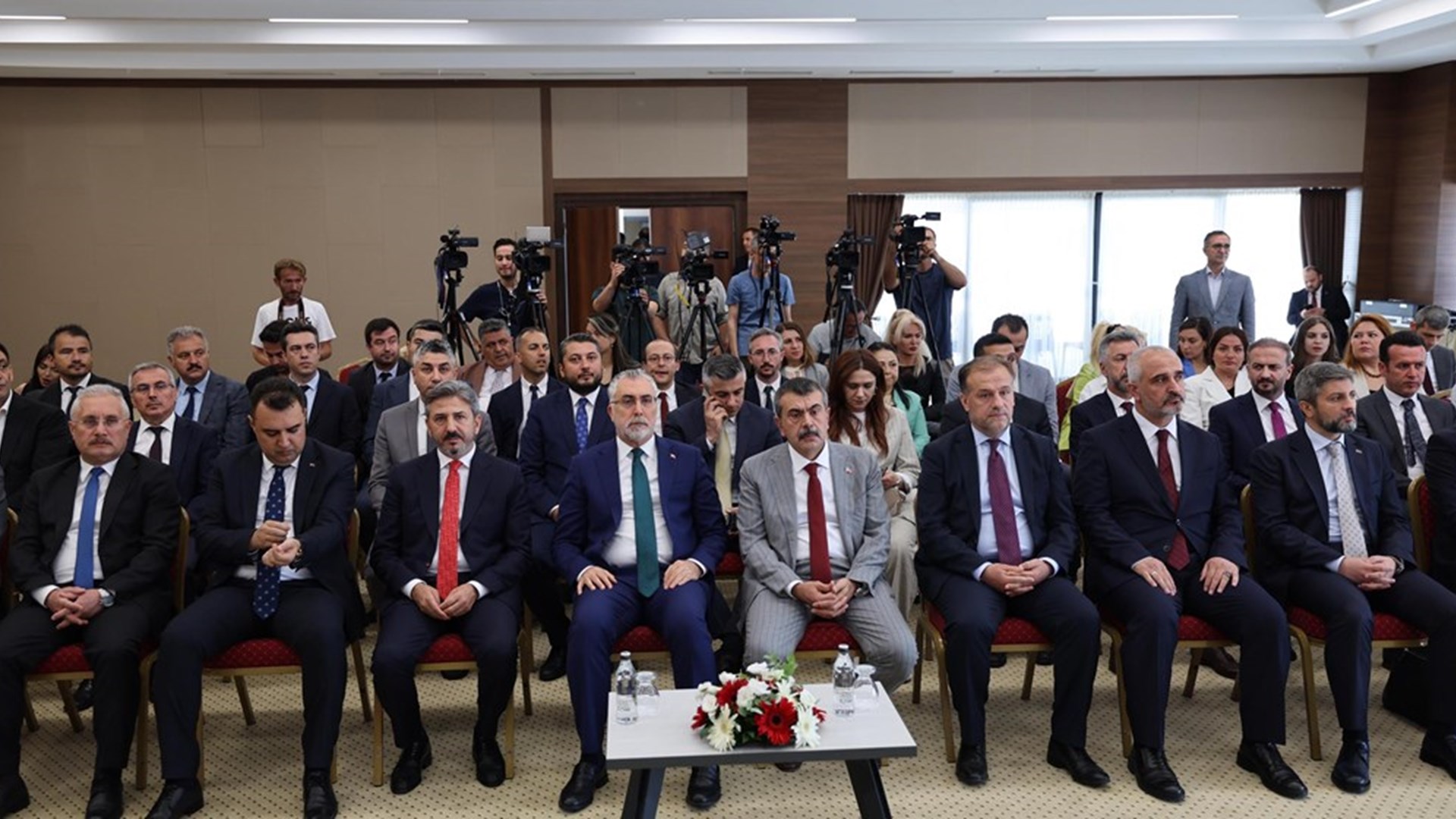 Çalışma ve Sosyal Güvenlik Bakanı Prof. Dr. Vedat Işıkhan ile Milli Eğitim Bakanı Yusuf Tekin, Gölbaşı Mogan Mesleki ve Teknik Anadolu Lisesi’nde düzenlenen “Mesleki ve Teknik Anadolu Lisesi Mezunlarına Sağlanan Teşvikler ve Öğrencilere Yönelik Devlet Katkıları” temalı iş birliği protokolü imza törenine katıldı.