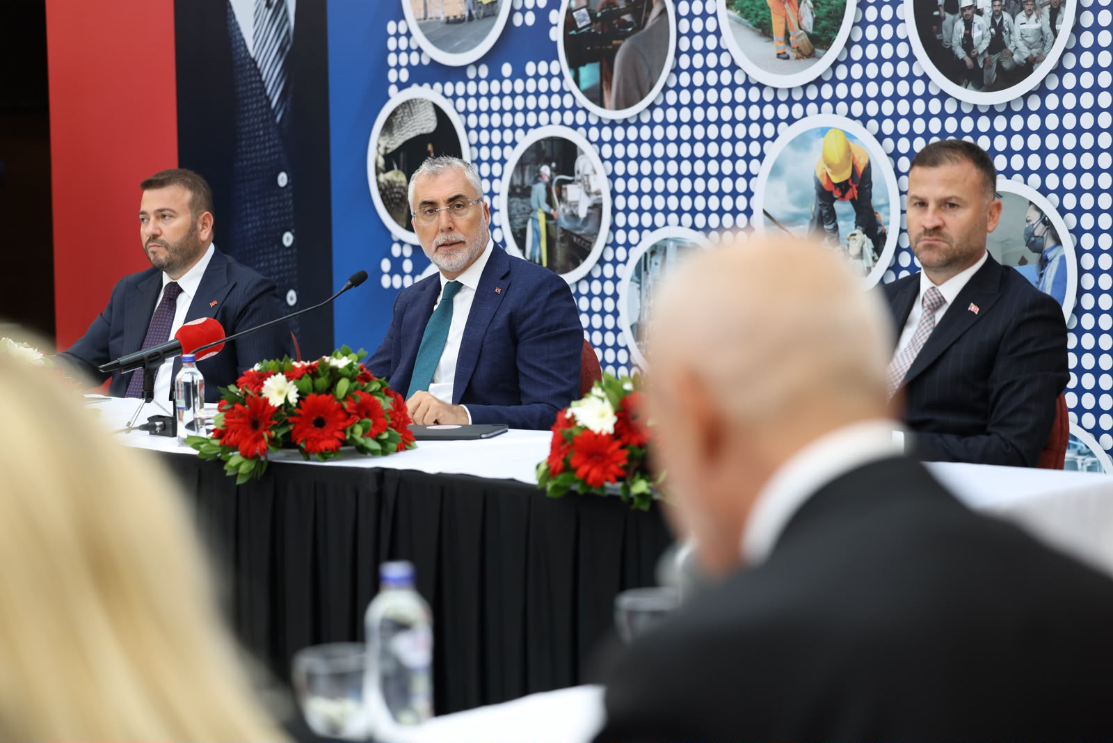 Çalışma ve Sosyal Güvenlik Bakanı Prof. Dr. Vedat Işıkhan, çeşitli ziyaretlerde bulunmak ve programlara katılmak üzere İstanbul’a gitti.