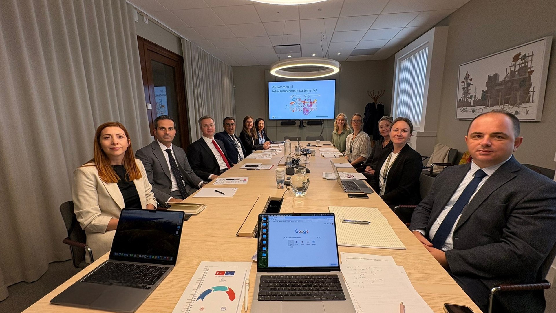 Stockholm’de gerçekleştirilen görüşmede İsveç’in iş mevzuatı ve uygulama mekanizmaları ele alındı. Çalışma ziyareti programı kapsamında 25 Ağustos 2025 tarihinde yapılan temasta istihdam konusuna ilişkin değerlendirmeler ve sunumlar gerçekleştirildi.