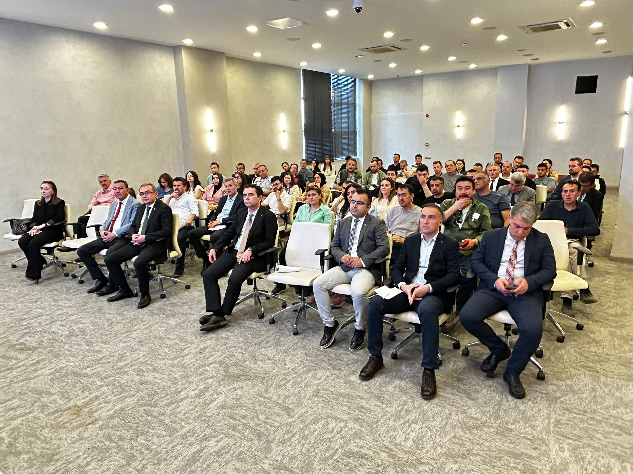Rehberlik ve Teftiş Başkanlığı tarafından Kütahya Ticaret ve Sanayi Odası iş birliğinde, 14 Mayıs 2026 tarihinde işin yürütümü ile iş sağlığı ve güvenliği teftişleri hakkında bilgilendirme toplantısı düzenledi. 