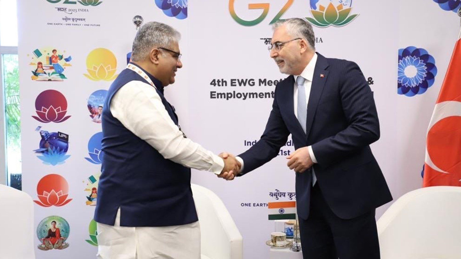 alışma ve Sosyal Güvenlik Bakanı Vedat Işıkhan, G20 Çalışma ve İstihdam Bakanları Toplantısı için gittiği Hindistan'da Endonezya, Hindistan, Brezilya ve Hollandalı mevkidaşlarıyla bir araya geldi.