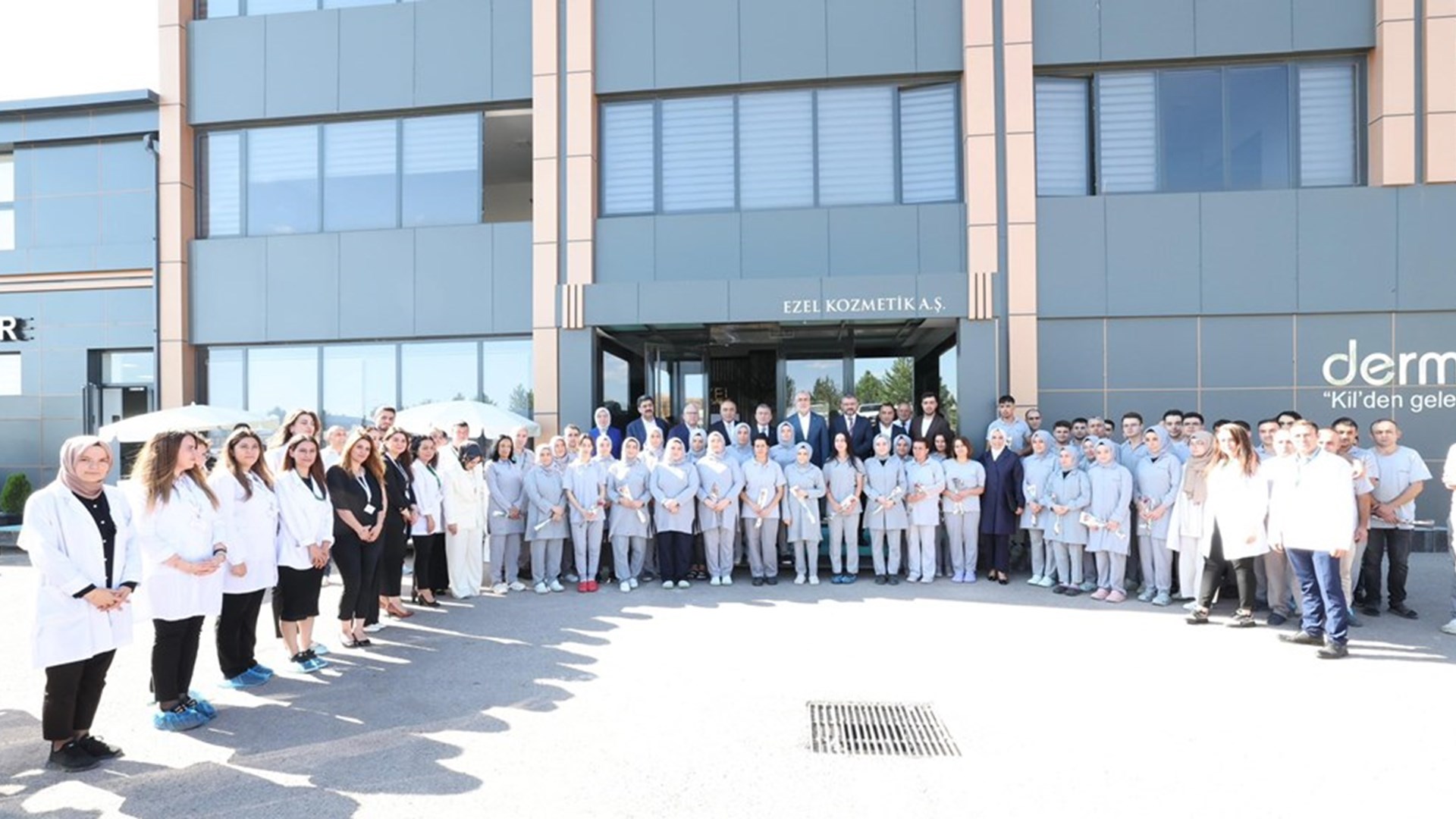 Çalışma ve Sosyal Güvenlik Bakanı Prof. Dr. Vedat Işıkhan, çeşitli temaslarda bulunmak ve “Milli Müdafaadan Milli Kalkınmaya; Türkiye Yüzyılı’nın Kadınları, Kadın İstihdam Sistemi İş Pozitif Tanıtım Programı ve Fuar Açılışı” programına katılmak üzere Sivas’a gitti.