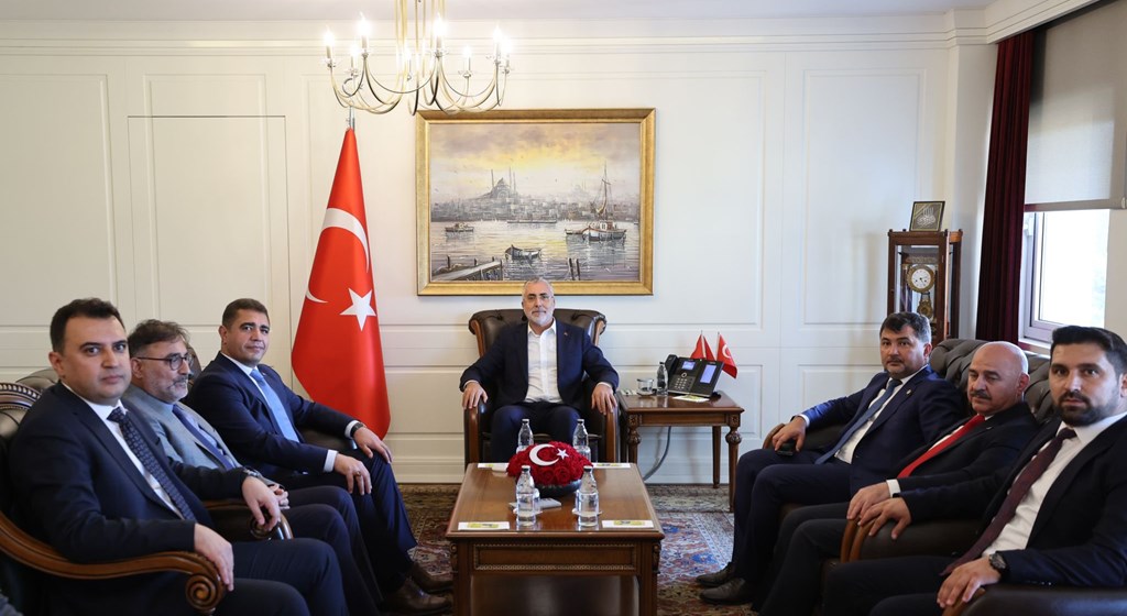 Çalışma ve Sosyal Güvenlik Bakanı Prof. Dr. Vedat Işıkhan, çeşitli ziyaretlerde bulunmak ve AK Parti Düzce İl Danışma Meclisi Toplantısı’na katılmak üzere Düzce’ye gitti.