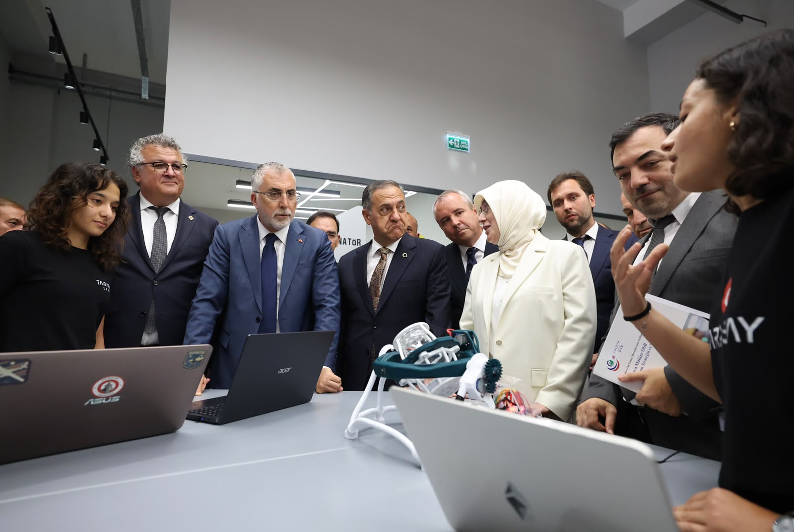 Çalışma ve Sosyal Güvenlik Bakanı Prof. Dr. Vedat Işıkhan, bir dizi ziyaretlerde bulunmak ve programlara katılmak üzere Yalova’ya gitti.