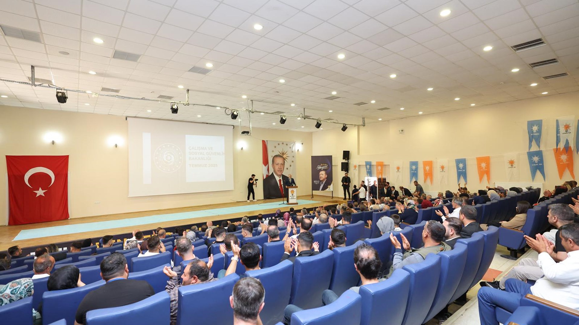 Bakan Işıkhan, Bitlis’te Ziyaretlerde Bulundu