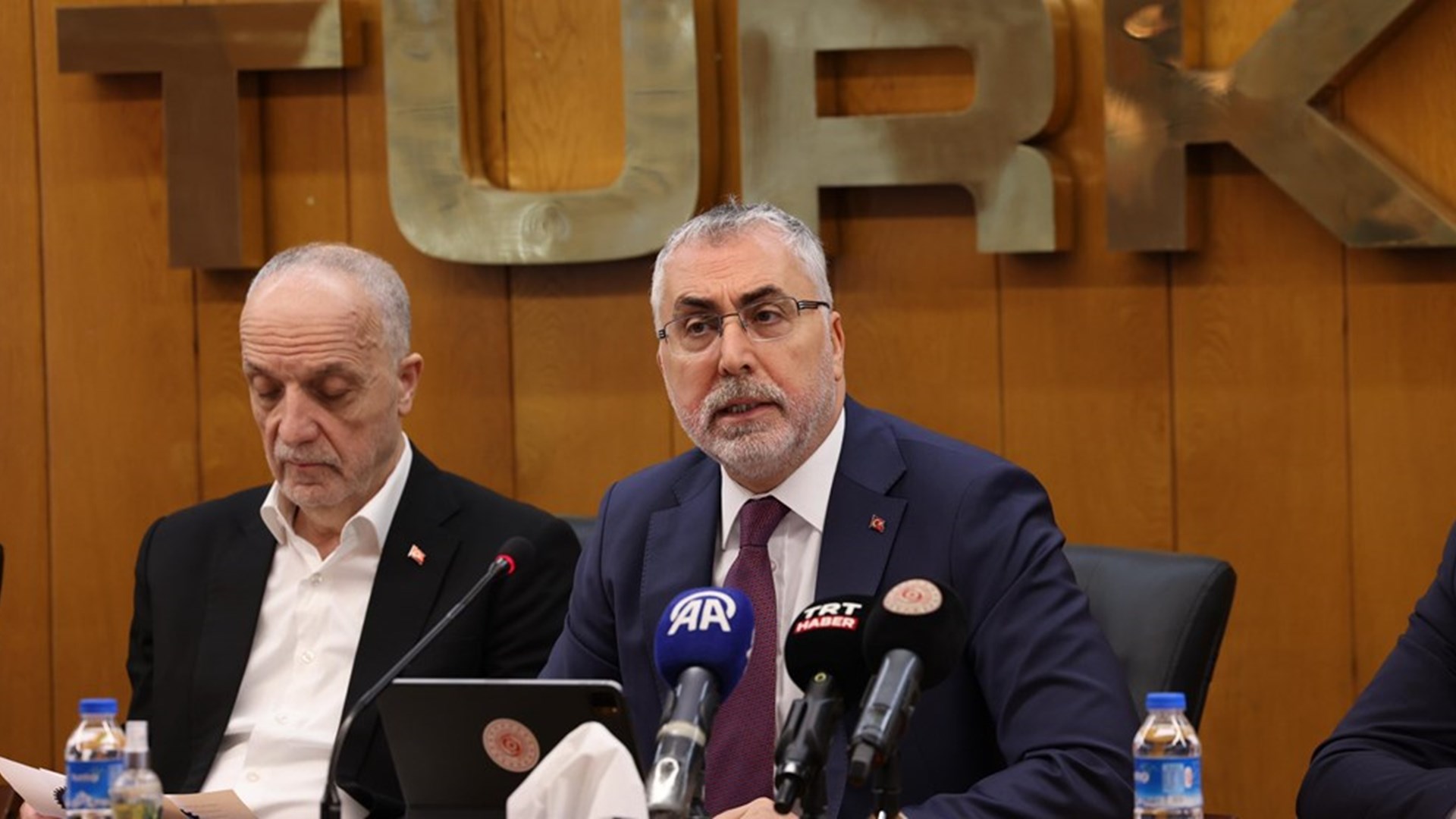 Çalışma ve Sosyal Güvenlik Bakanı Prof. Dr. Vedat Işıkhan, Türk-İş, Hak-İş, Türkiye Kamu-Sen, TESK ve TZOB Konfederasyonlarını ziyaret etti.