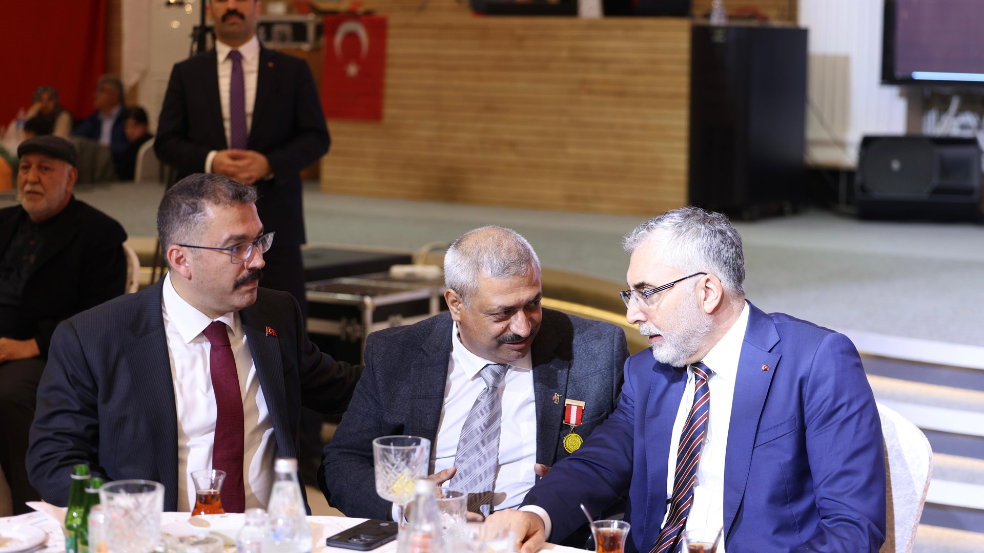 Çalışma ve Sosyal Güvenlik Bakanı Prof. Dr. Vedat Işıkhan, çeşitli temaslarda bulunmak ve programlara katılmak üzere Iğdır’a gitti.