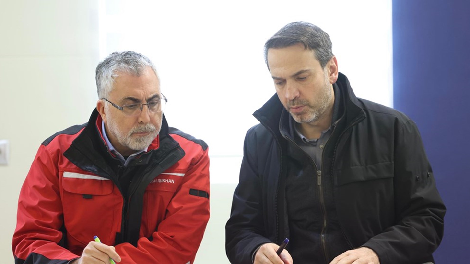 Çalışma ve Sosyal Güvenlik Bakanı Prof. Dr. Vedat Işıkhan, Erzincan ilinin İliç ilçesindeki altın madeni sahasında meydana gelen heyelandan dolayı 9 işçinin göçük altında kaldığı bölgede incelemelerde bulundu ve Afet Koordinasyon Merkezi’nde yetkililerden bilgi aldı.