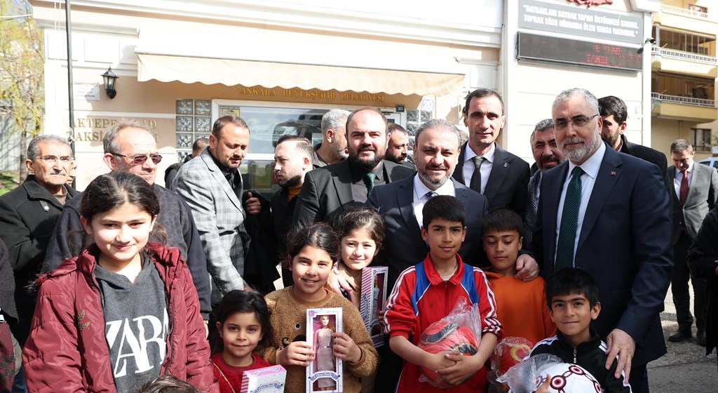 Çalışma ve Sosyal Güvenlik Bakanı Prof. Dr. Vedat Işıkhan, çeşitli temaslarda bulunmak ve programlara katılmak için Ankara’nın Keçiören ve Altındağ İlçelerini ziyaret etti.