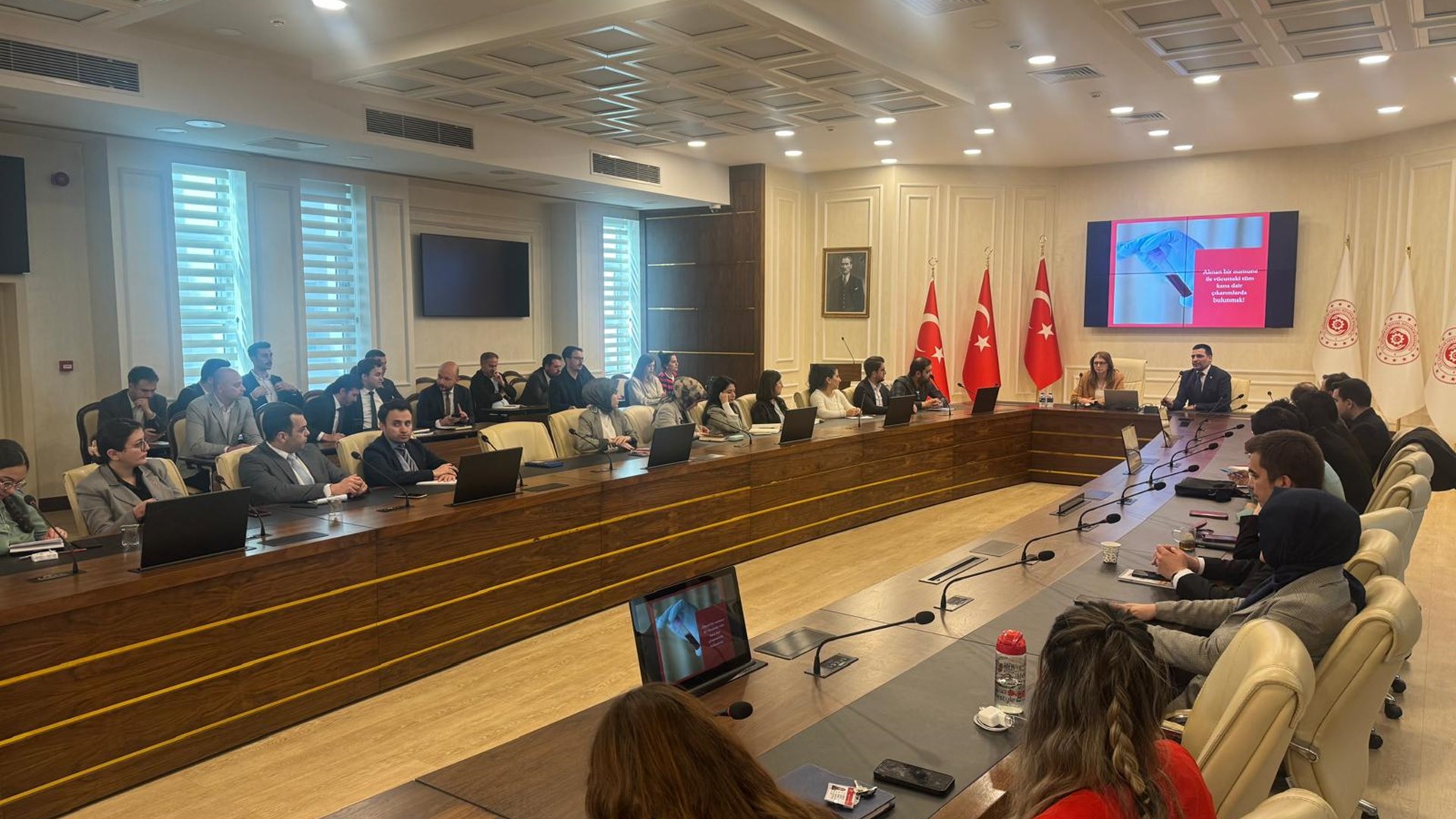 Genel Müdürlüğümüzde çalışan ve 2 yılını tamamlayan Çalışma Uzman Yardımcılarımıza yönelik tez hazırlama sürecinde Bilimsel Araştırma Yöntemleri Eğitimi gerçekleştirildi.