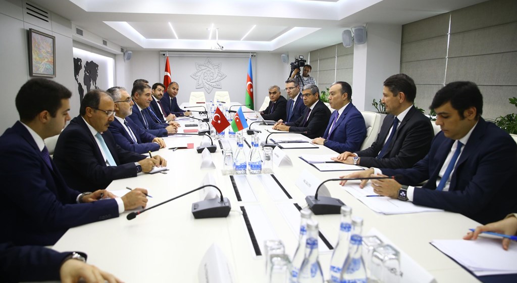 Çalışma ve Sosyal Güvenlik Bakanı Prof. Dr. Vedat Işıkhan, Azerbaycan’daki temasları kapsamında ilk olarak Azerbaycan milli lideri merhum Haydar Aliyev'in kabrini, Azerbaycan Şehitliği ve Türk Şehitliği’ni ziyaret etti.