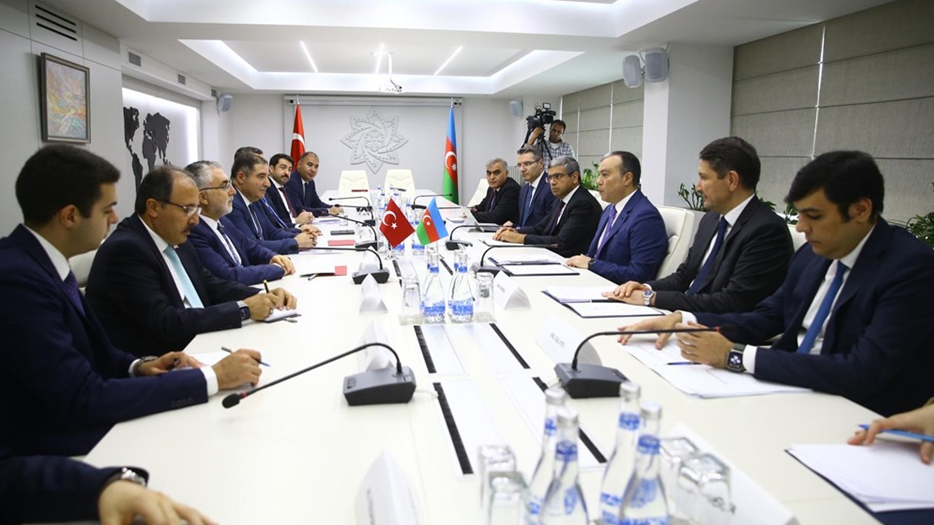 Çalışma ve Sosyal Güvenlik Bakanı Prof. Dr. Vedat Işıkhan, Azerbaycan’daki temasları kapsamında ilk olarak Azerbaycan milli lideri merhum Haydar Aliyev'in kabrini, Azerbaycan Şehitliği ve Türk Şehitliği’ni ziyaret etti.