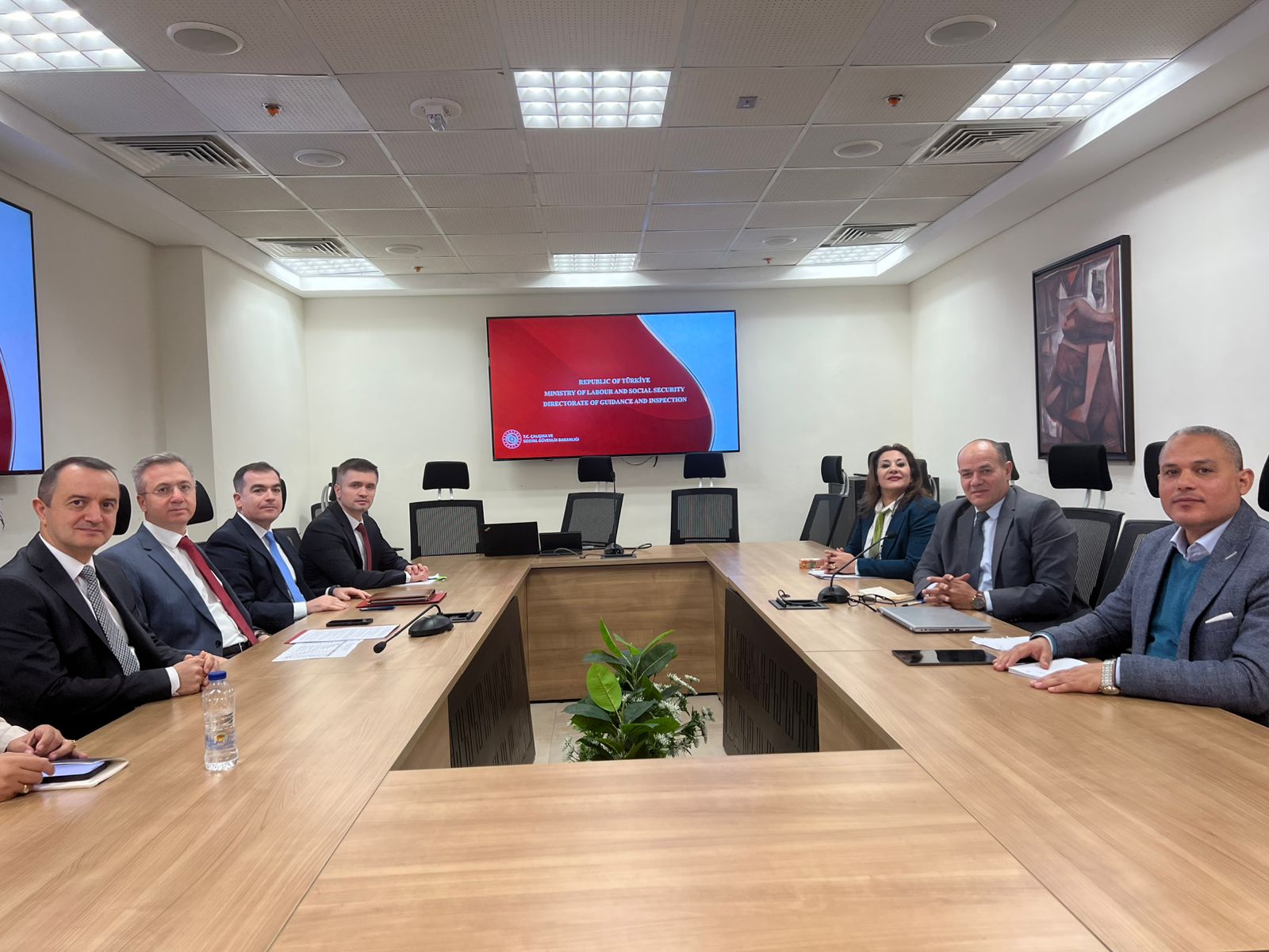 Çalışma ve Sosyal Güvenlik Bakan Yardımcımız Sayın Faruk Özçelik’in başkanlığında, Rehberlik ve Teftiş Başkanlığımız heyetinin katılımıyla Mısır Arap Cumhuriyeti’ne gerçekleştirilen çalışma ziyareti kapsamında, 22 Aralık 2025 tarihinde Kahire’de Mısır Çalışma Bakanlığı İş Teftişi Genel Müdürlüğü ile toplantılar yapıldı.