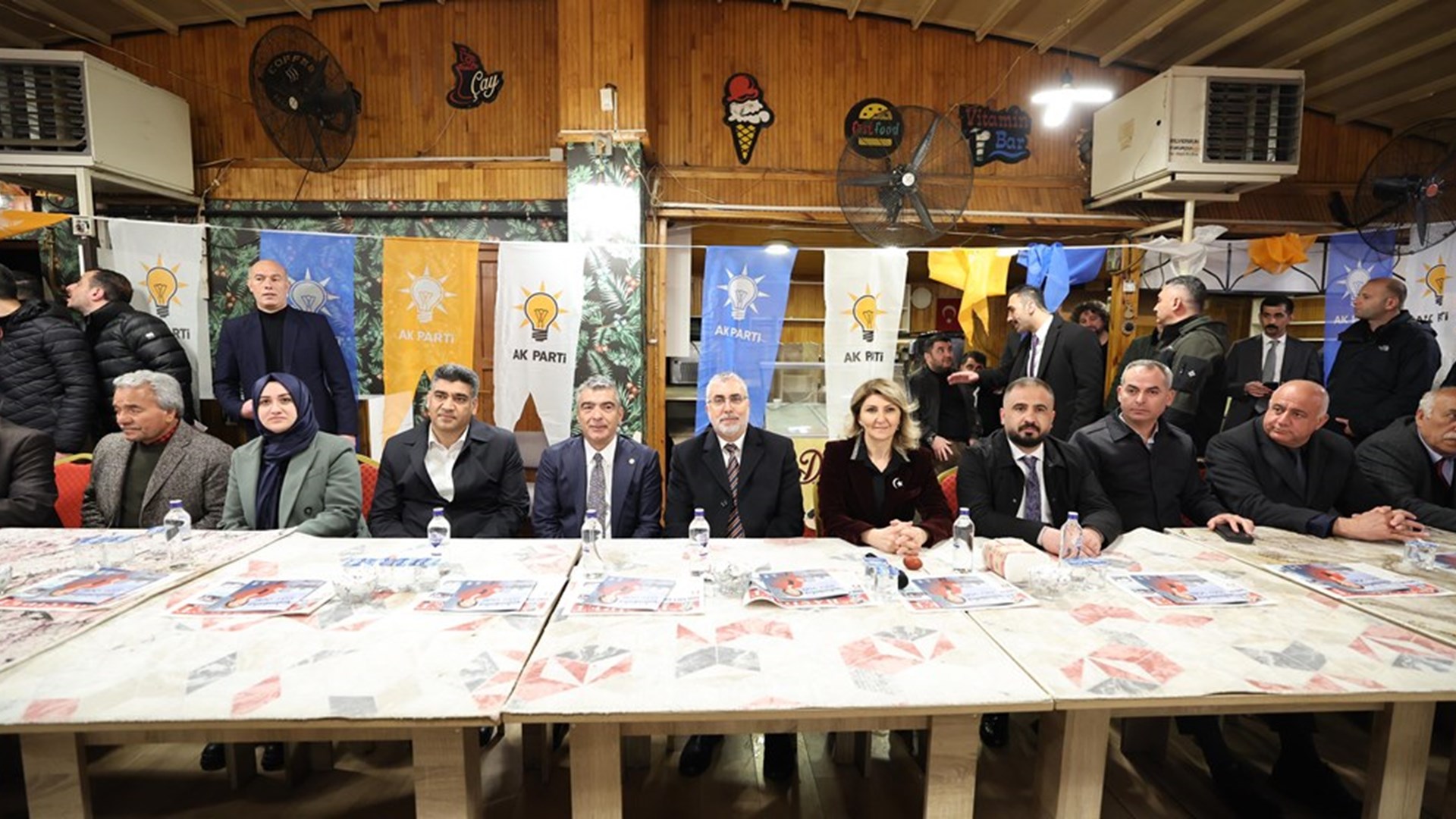 Çalışma ve Sosyal Güvenlik Bakanı Prof. Dr. Vedat Işıkhan, çeşitli temaslarda bulunmak ve programlara katılmak üzere Iğdır’a gitti.