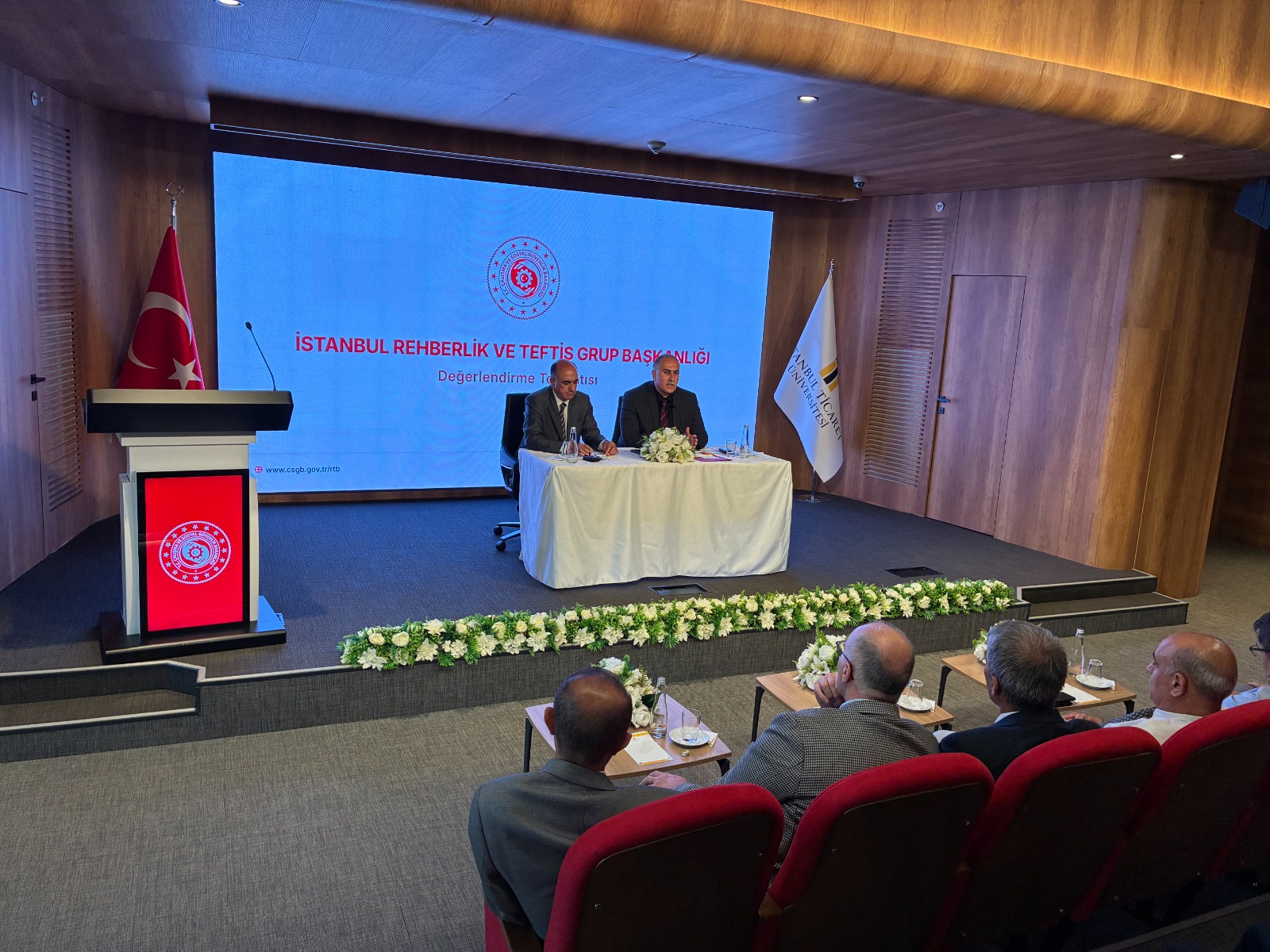 Rehberlik ve Teftiş Başkanımız Erol Güner ile Başkan Yardımcılarımız Mustafa Koç ve Uğur Mavi, 2 Haziran 2026 tarihinde İstanbul Rehberlik ve Teftiş Grup Başkanlığına gerçekleştirdikleri ziyaret sonrasında İstanbul Ticaret Üniversitesi Ahî Çelebi Kampüsü Konferans Salonu’nda müfettişlerle bir araya geldi.