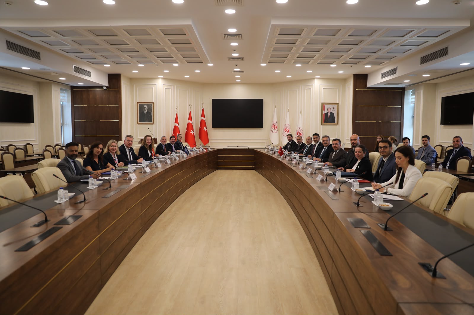 Bakan Yardımcımız Faruk Özçelik, IOM Genel Direktörü Amy Pope’u Kabul Etti