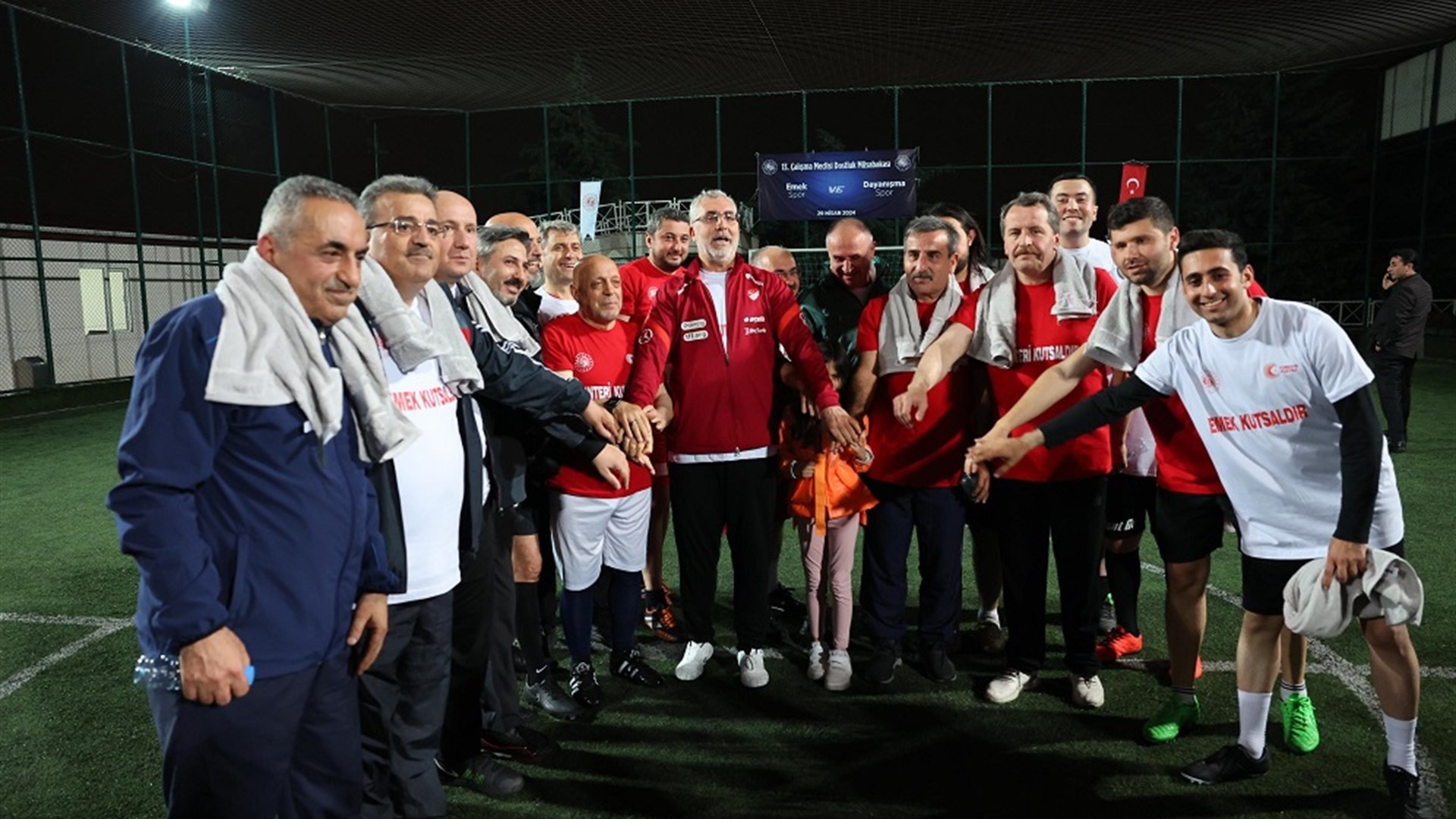 Çalışma ve Sosyal Güvenlik Bakanı Prof. Dr. Vedat Işıkhan, sendika temsilcileriyle halı sahada futbol maçı yaptı.