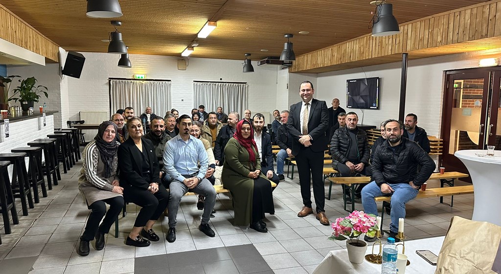 Deventer Labour and Social Security Attaché met Turkish citizens at SW Waalstad Nijmegen facilities.