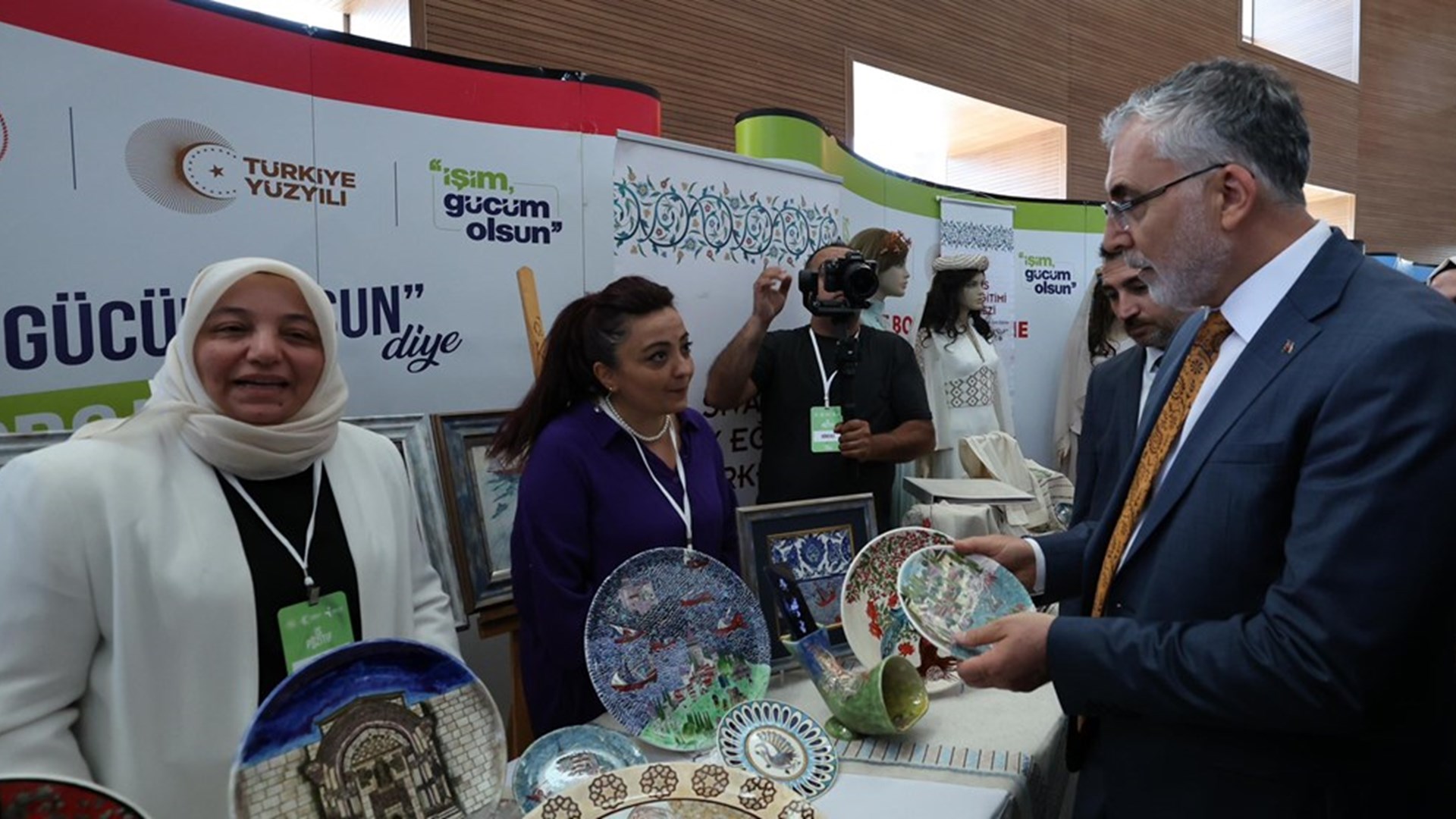 Çalışma ve Sosyal Güvenlik Bakanı Prof. Dr. Vedat Işıkhan, çeşitli temaslarda bulunmak ve “Milli Müdafaadan Milli Kalkınmaya; Türkiye Yüzyılı’nın Kadınları, Kadın İstihdam Sistemi İş Pozitif Tanıtım Programı ve Fuar Açılışı” programına katılmak üzere Sivas’a gitti.